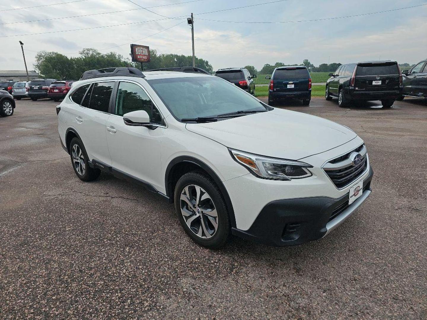 2020 WHITE SUBARU OUTBACK LIMITED (4S4BTANC8L3) with an 2.5L engine, Continuously Variable transmission, located at 495 Old Highway 20 West, South Sioux City, NE, 68776, (402) 494-2677, 42.458408, -96.443512 - Photo#5