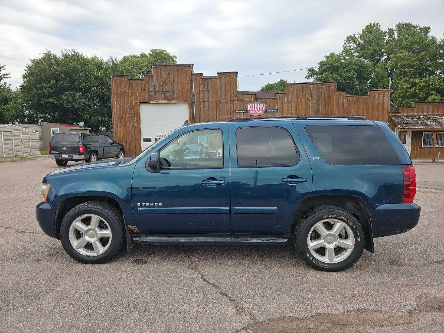 2007 BLUE CHEVROLET TAHOE 1500 (1GNFK13057R) with an 5.3L engine, Automatic transmission, located at 495 Old Highway 20 West, South Sioux City, NE, 68776, (402) 494-2677, 42.458408, -96.443512 - Photo#0