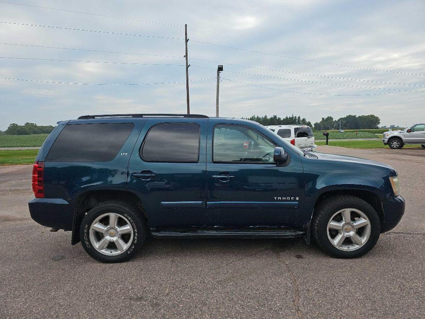 2007 BLUE CHEVROLET TAHOE 1500 (1GNFK13057R) with an 5.3L engine, Automatic transmission, located at 495 Old Highway 20 West, South Sioux City, NE, 68776, (402) 494-2677, 42.458408, -96.443512 - Photo#9