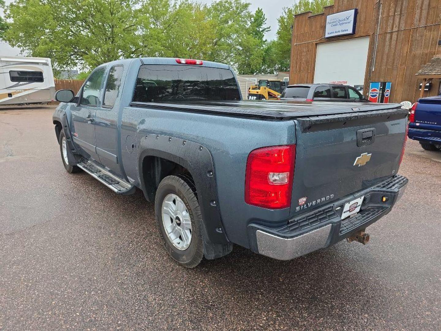 2008 BLUE CHEVROLET SILVERADO 1500 (1GCEK19Y88Z) with an 6.0L engine, Automatic transmission, located at 495 Old Highway 20 West, South Sioux City, NE, 68776, (402) 494-2677, 42.458408, -96.443512 - Photo#2