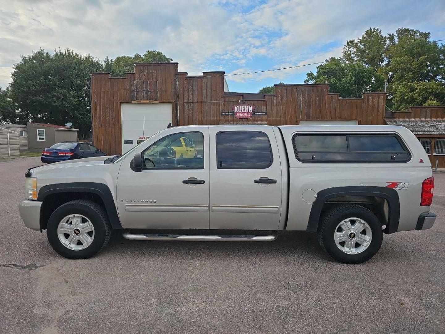 2009 SILVER CHEVROLET SILVERADO 1500 LT (3GCEK233X9G) with an 5.3L engine, Automatic transmission, located at 495 Old Highway 20 West, South Sioux City, NE, 68776, (402) 494-2677, 42.458408, -96.443512 - Photo#4