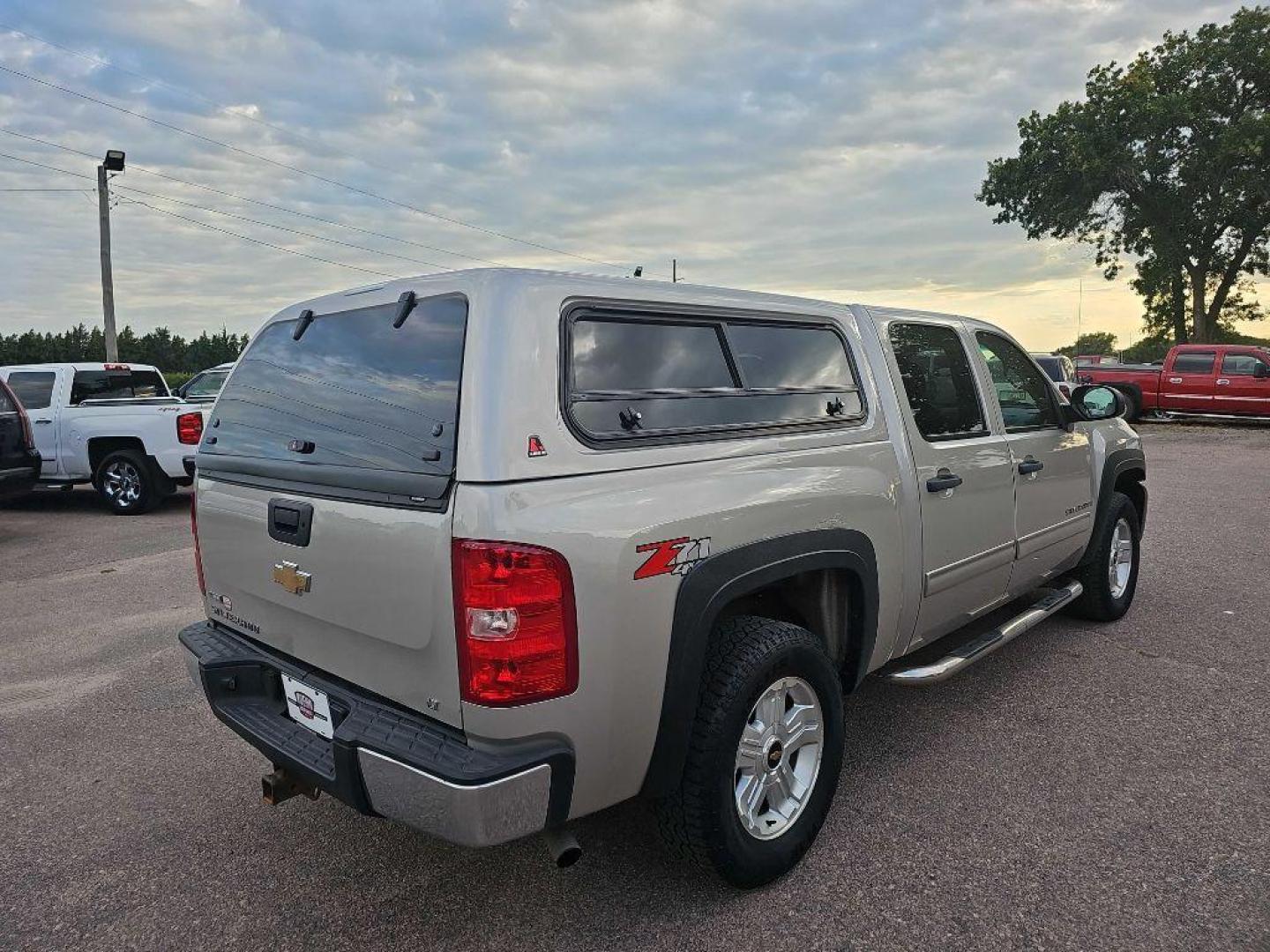 2009 SILVER CHEVROLET SILVERADO 1500 LT (3GCEK233X9G) with an 5.3L engine, Automatic transmission, located at 495 Old Highway 20 West, South Sioux City, NE, 68776, (402) 494-2677, 42.458408, -96.443512 - Photo#1