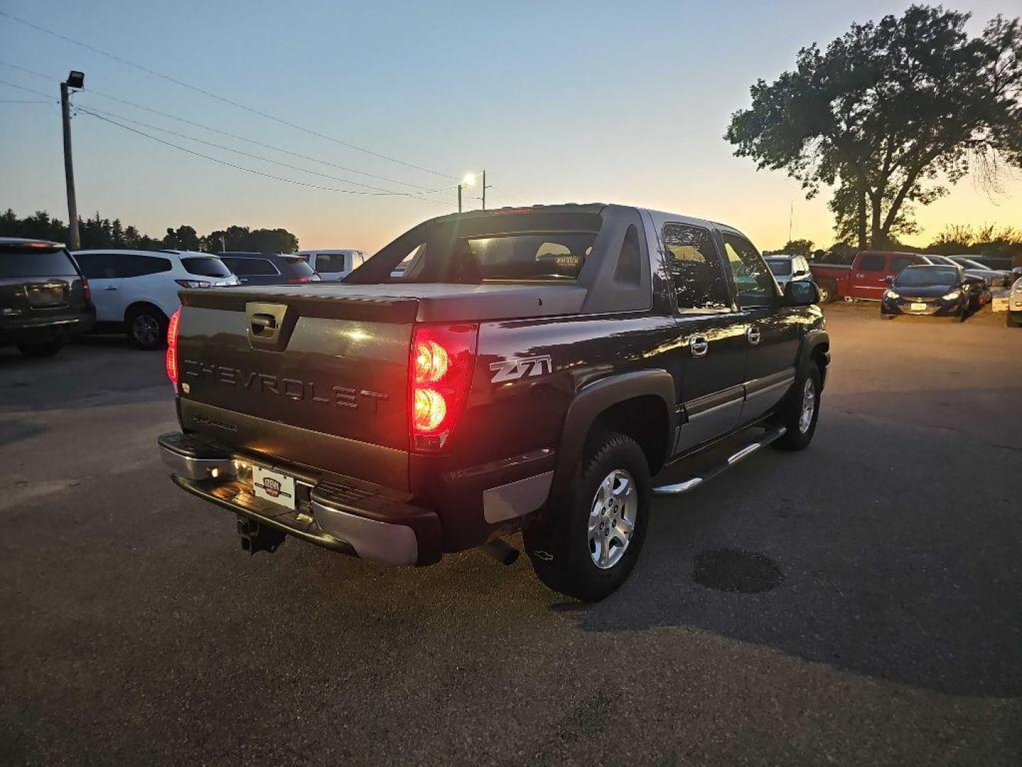 2004 BLACK CHEVROLET AVALANCHE 1500 (3GNEK12T04G) with an 5.3L engine, Automatic transmission, located at 495 Old Highway 20 West, South Sioux City, NE, 68776, (402) 494-2677, 42.458408, -96.443512 - Photo#3