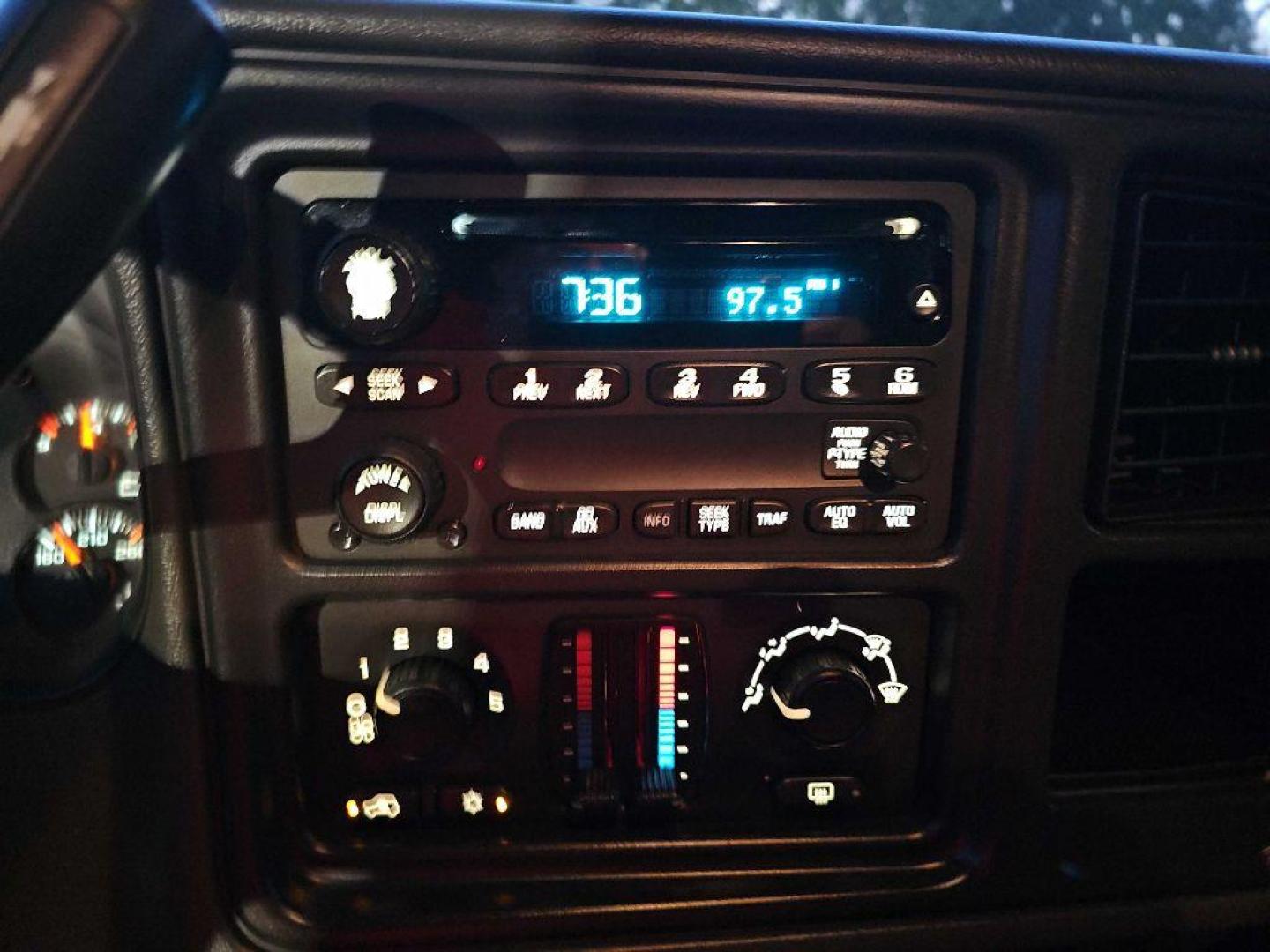 2004 BLACK CHEVROLET AVALANCHE 1500 (3GNEK12T04G) with an 5.3L engine, Automatic transmission, located at 495 Old Highway 20 West, South Sioux City, NE, 68776, (402) 494-2677, 42.458408, -96.443512 - Photo#10