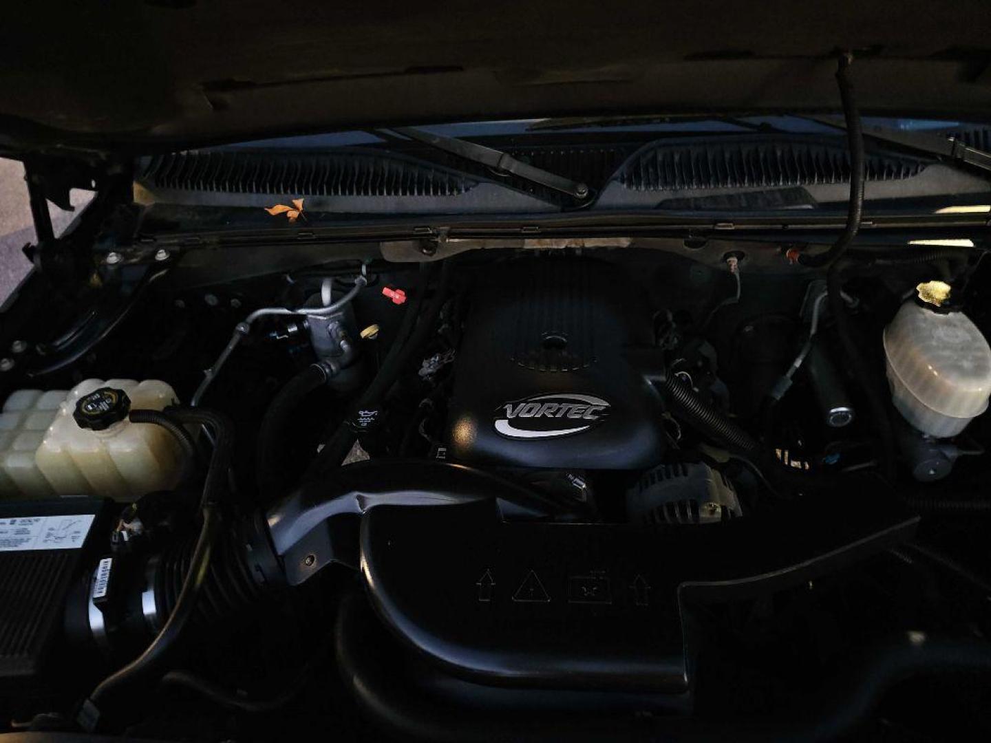 2004 BLACK CHEVROLET AVALANCHE 1500 (3GNEK12T04G) with an 5.3L engine, Automatic transmission, located at 495 Old Highway 20 West, South Sioux City, NE, 68776, (402) 494-2677, 42.458408, -96.443512 - Photo#11