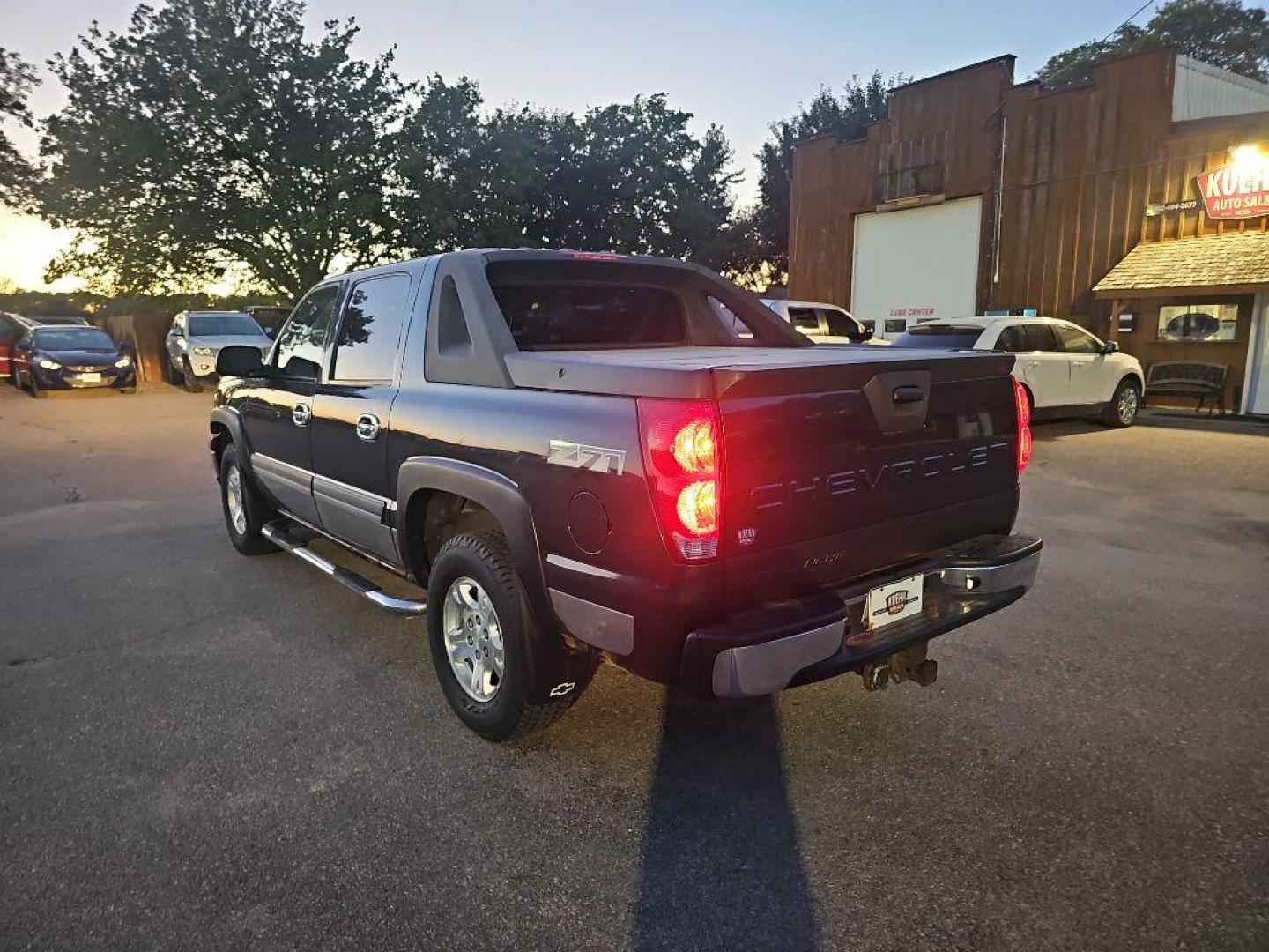 2004 BLACK CHEVROLET AVALANCHE 1500 (3GNEK12T04G) with an 5.3L engine, Automatic transmission, located at 495 Old Highway 20 West, South Sioux City, NE, 68776, (402) 494-2677, 42.458408, -96.443512 - Photo#2