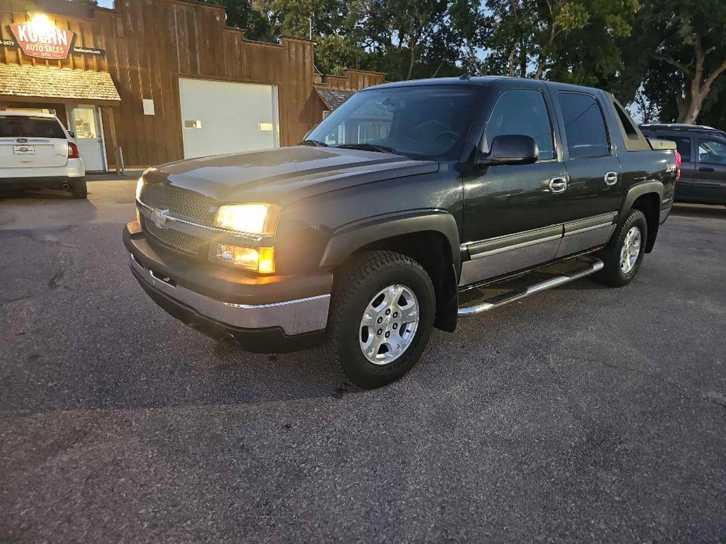 2004 BLACK CHEVROLET AVALANCHE 1500 (3GNEK12T04G) with an 5.3L engine, Automatic transmission, located at 495 Old Highway 20 West, South Sioux City, NE, 68776, (402) 494-2677, 42.458408, -96.443512 - Photo#0
