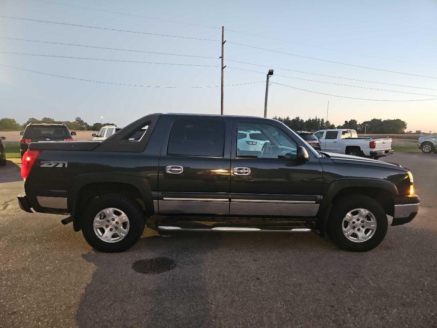 2004 BLACK CHEVROLET AVALANCHE 1500 (3GNEK12T04G) with an 5.3L engine, Automatic transmission, located at 495 Old Highway 20 West, South Sioux City, NE, 68776, (402) 494-2677, 42.458408, -96.443512 - Photo#4