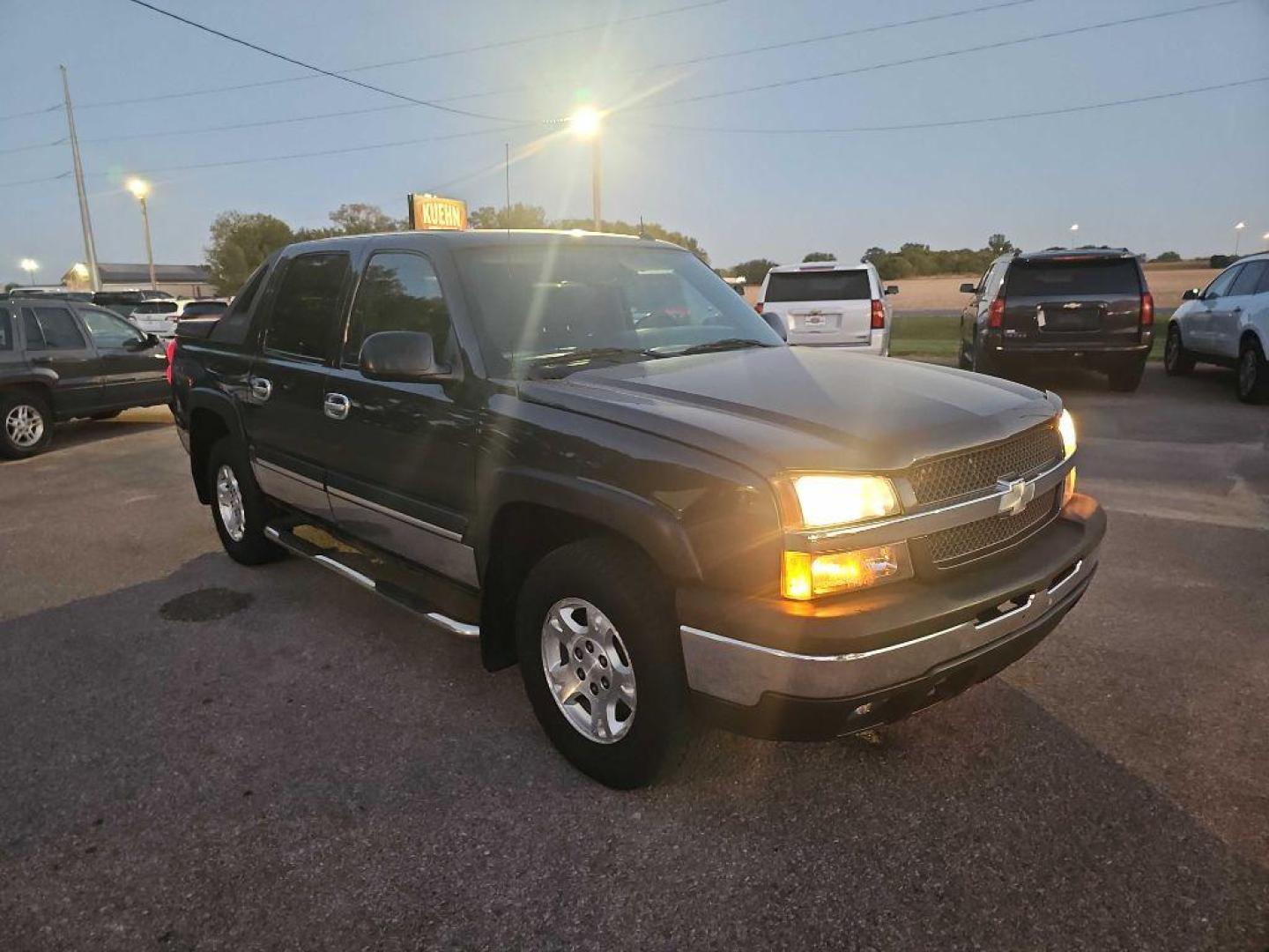 2004 BLACK CHEVROLET AVALANCHE 1500 (3GNEK12T04G) with an 5.3L engine, Automatic transmission, located at 495 Old Highway 20 West, South Sioux City, NE, 68776, (402) 494-2677, 42.458408, -96.443512 - Photo#5