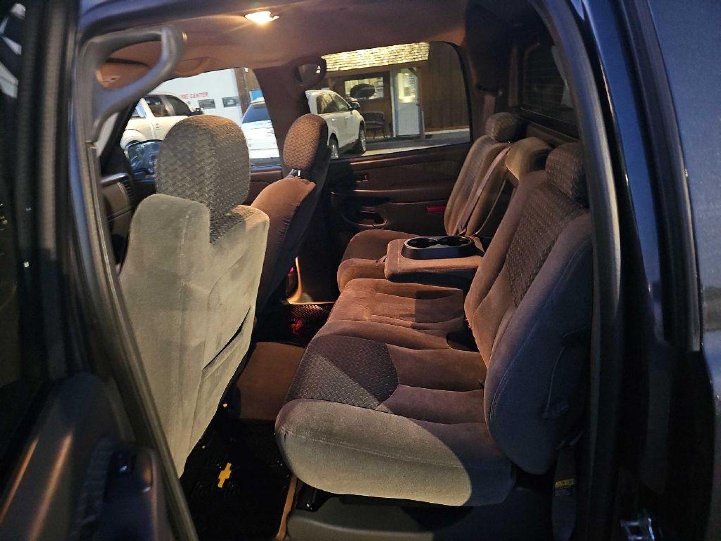 2004 BLACK CHEVROLET AVALANCHE 1500 (3GNEK12T04G) with an 5.3L engine, Automatic transmission, located at 495 Old Highway 20 West, South Sioux City, NE, 68776, (402) 494-2677, 42.458408, -96.443512 - Photo#6
