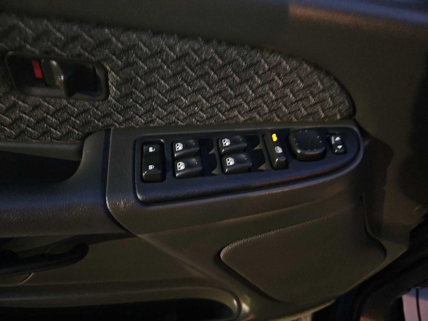 2004 BLACK CHEVROLET AVALANCHE 1500 (3GNEK12T04G) with an 5.3L engine, Automatic transmission, located at 495 Old Highway 20 West, South Sioux City, NE, 68776, (402) 494-2677, 42.458408, -96.443512 - Photo#7