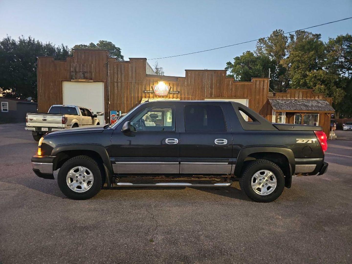 2004 BLACK CHEVROLET AVALANCHE 1500 (3GNEK12T04G) with an 5.3L engine, Automatic transmission, located at 495 Old Highway 20 West, South Sioux City, NE, 68776, (402) 494-2677, 42.458408, -96.443512 - Photo#1