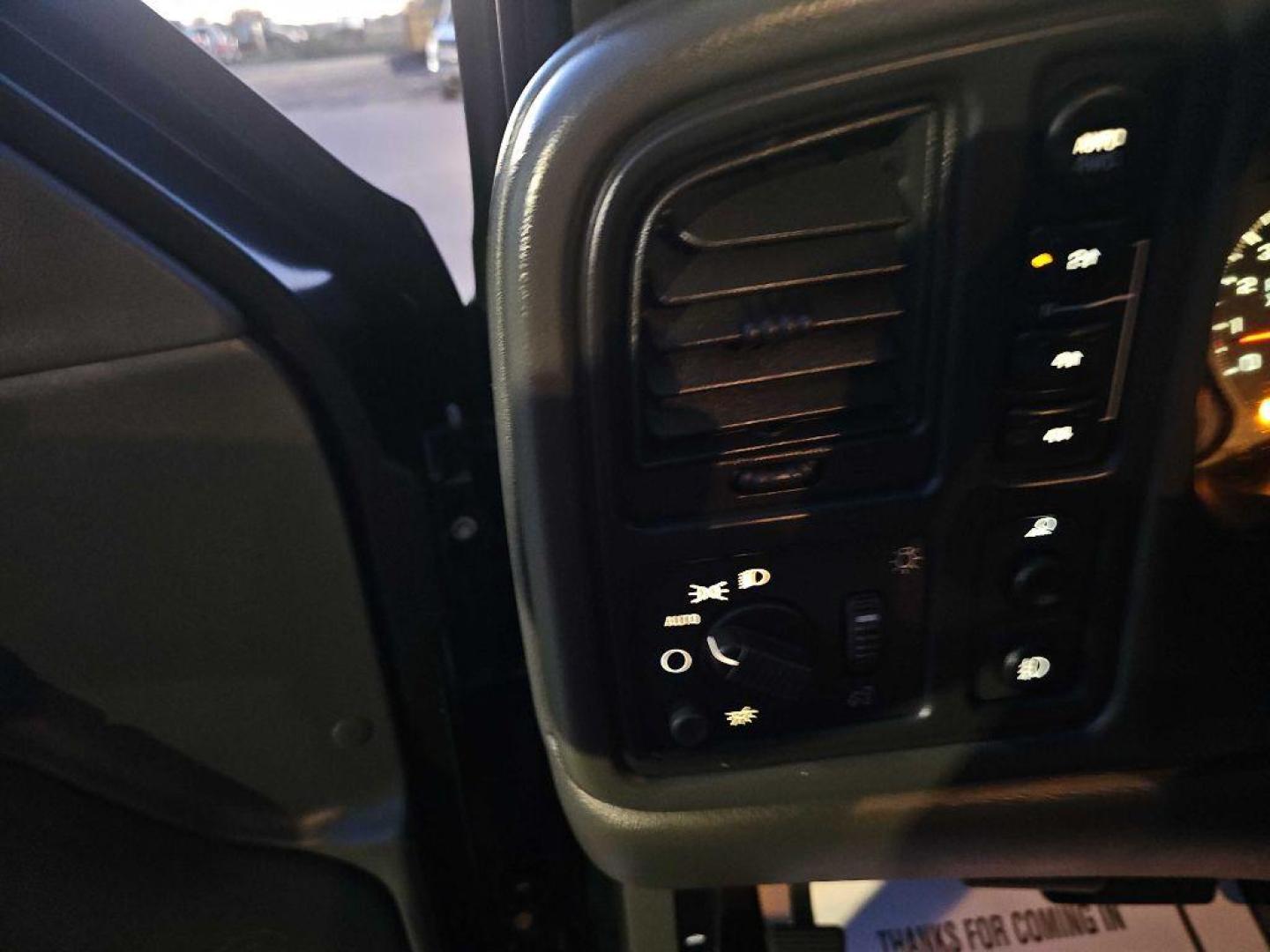 2004 BLACK CHEVROLET AVALANCHE 1500 (3GNEK12T04G) with an 5.3L engine, Automatic transmission, located at 495 Old Highway 20 West, South Sioux City, NE, 68776, (402) 494-2677, 42.458408, -96.443512 - Photo#8