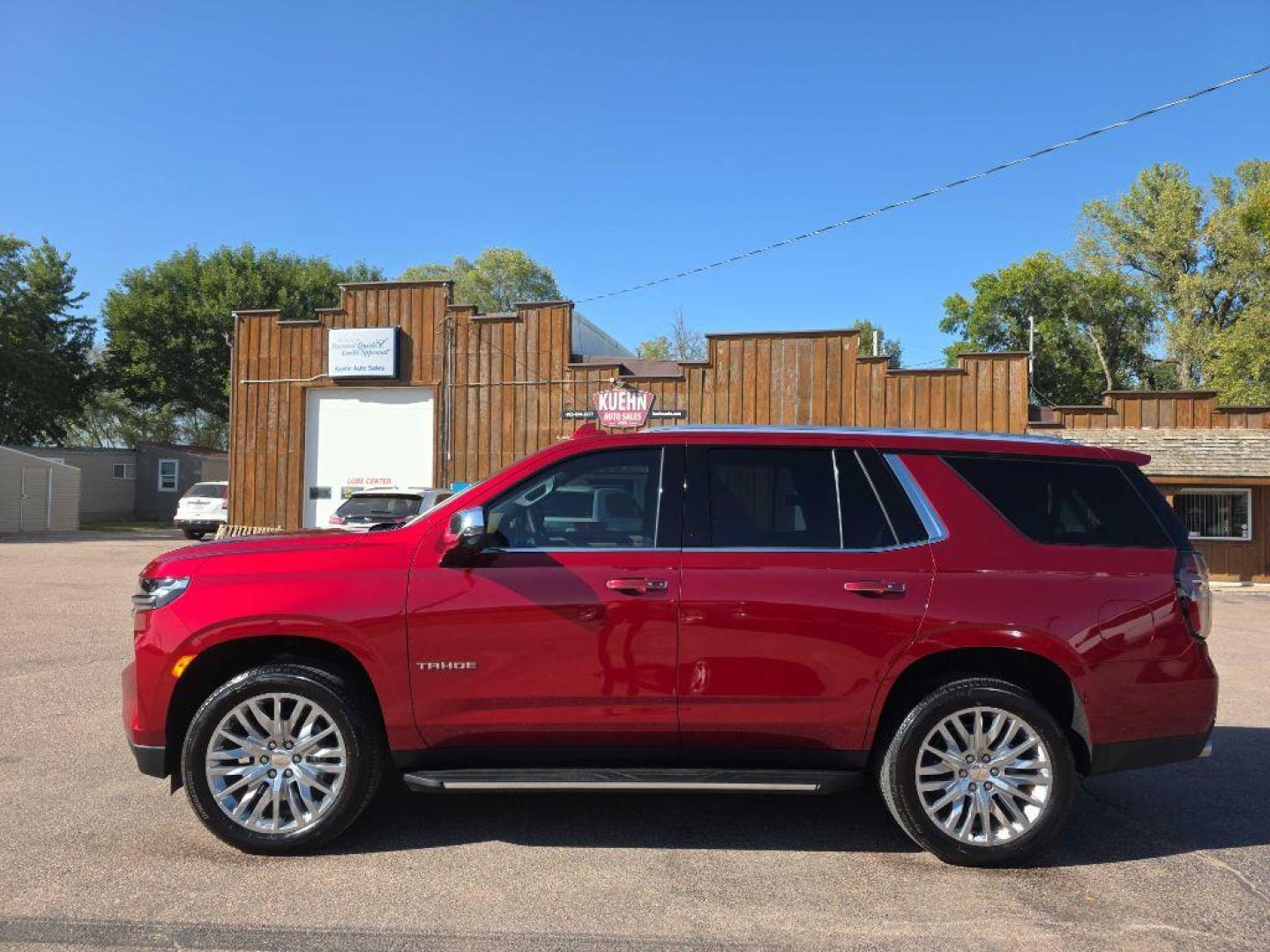 2024 RED CHEVROLET TAHOE 1500 PREMIER (1GNSKSKD2RR) with an 5.3L engine, Automatic transmission, located at 495 Old Highway 20 West, South Sioux City, NE, 68776, (402) 494-2677, 42.458408, -96.443512 - Photo#24