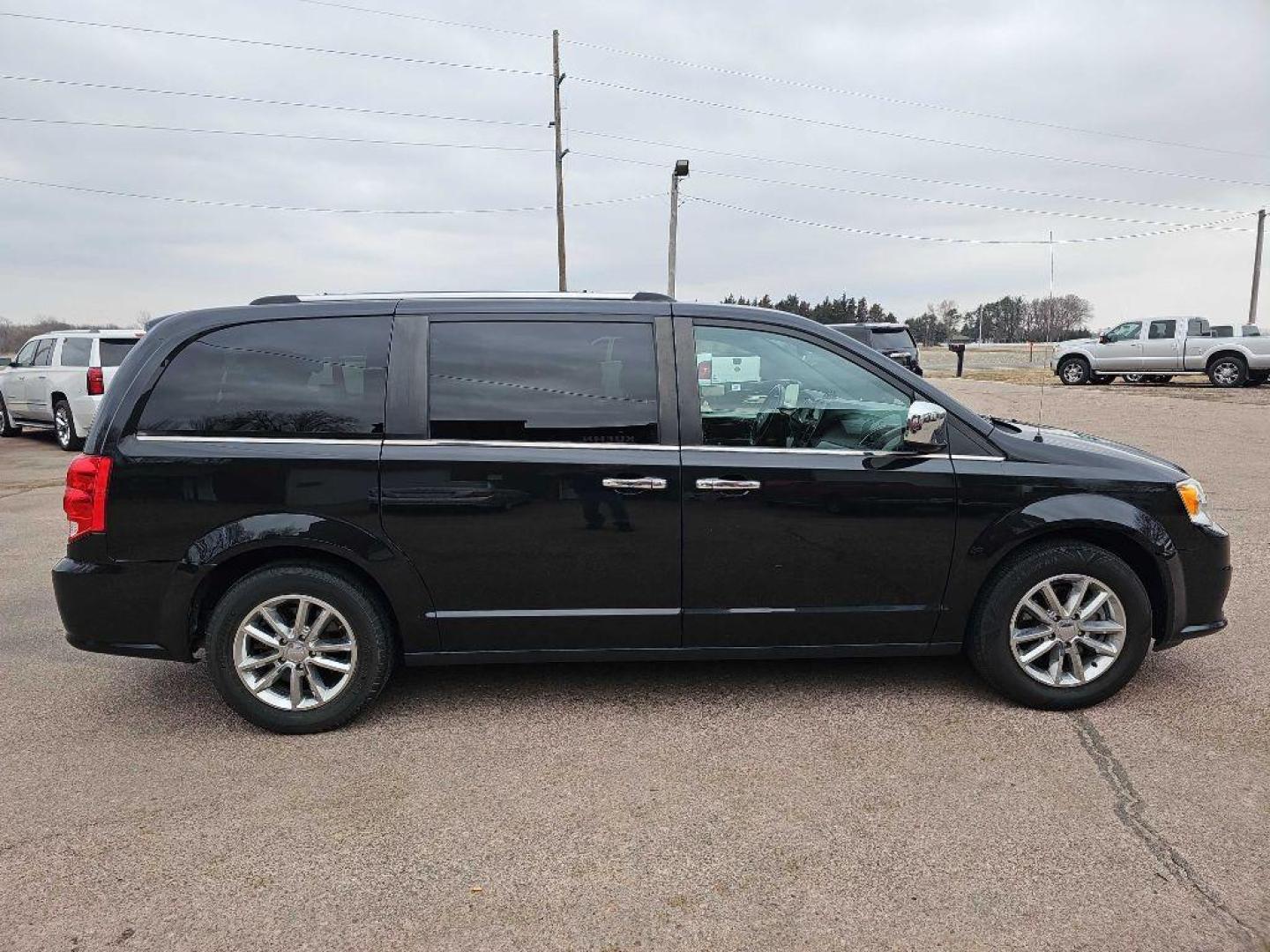 2019 BLACK DODGE GRAND CARAVAN SXT (2C4RDGCG3KR) with an 3.6L engine, Automatic transmission, located at 495 Old Highway 20 West, South Sioux City, NE, 68776, (402) 494-2677, 42.458408, -96.443512 - Photo#4