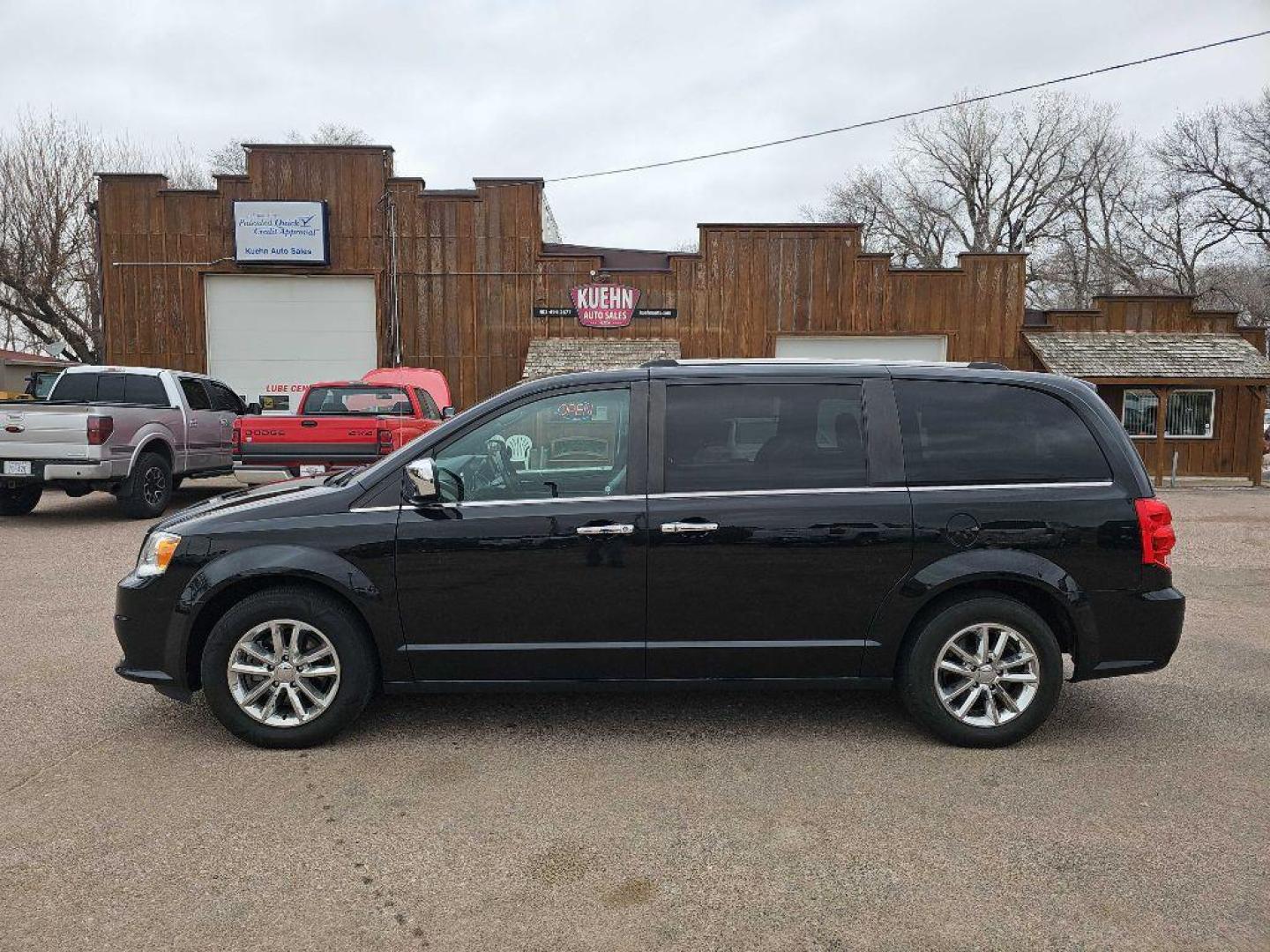 2019 BLACK DODGE GRAND CARAVAN SXT (2C4RDGCG3KR) with an 3.6L engine, Automatic transmission, located at 495 Old Highway 20 West, South Sioux City, NE, 68776, (402) 494-2677, 42.458408, -96.443512 - Photo#1