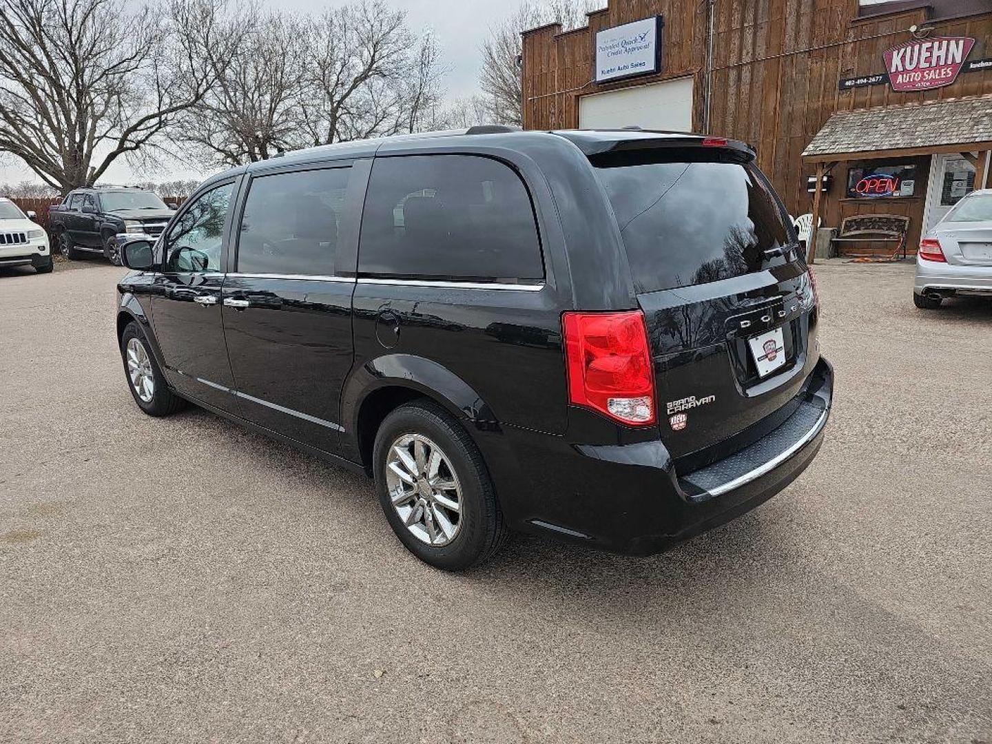 2019 BLACK DODGE GRAND CARAVAN SXT (2C4RDGCG3KR) with an 3.6L engine, Automatic transmission, located at 495 Old Highway 20 West, South Sioux City, NE, 68776, (402) 494-2677, 42.458408, -96.443512 - Photo#2