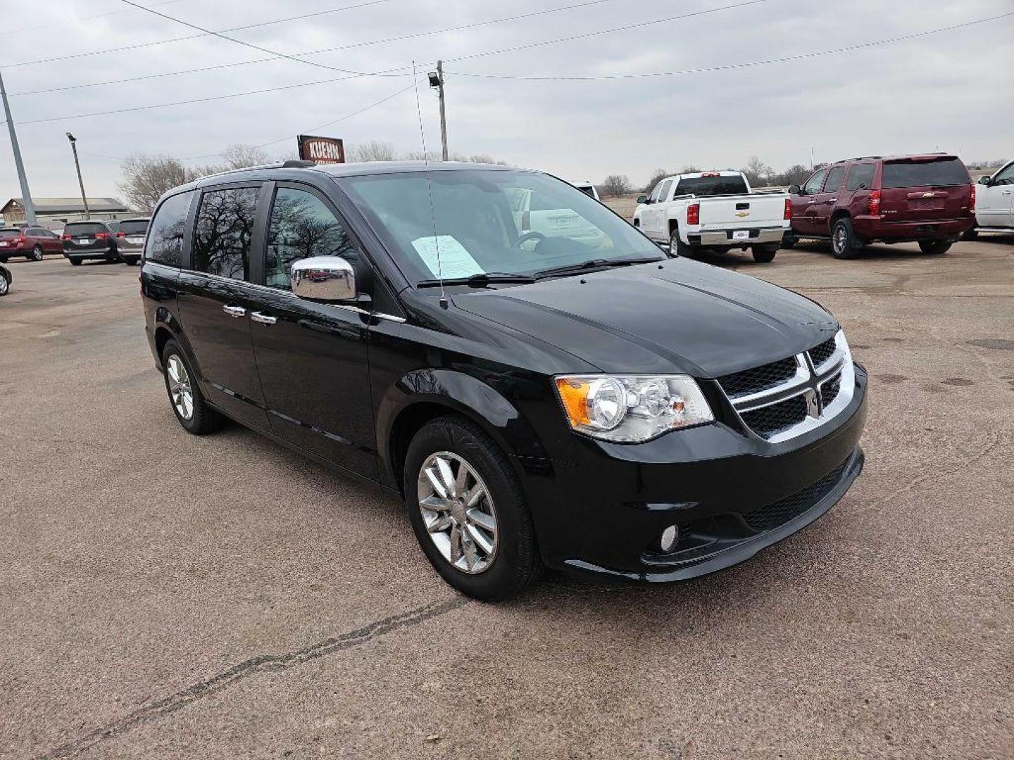 2019 BLACK DODGE GRAND CARAVAN SXT (2C4RDGCG3KR) with an 3.6L engine, Automatic transmission, located at 495 Old Highway 20 West, South Sioux City, NE, 68776, (402) 494-2677, 42.458408, -96.443512 - Photo#5