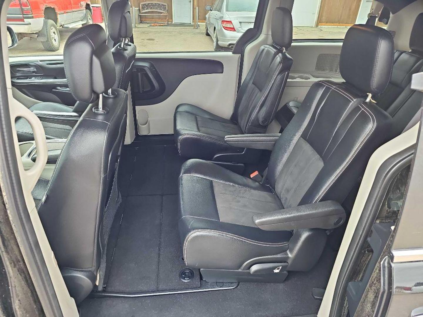 2019 BLACK DODGE GRAND CARAVAN SXT (2C4RDGCG3KR) with an 3.6L engine, Automatic transmission, located at 495 Old Highway 20 West, South Sioux City, NE, 68776, (402) 494-2677, 42.458408, -96.443512 - Photo#6