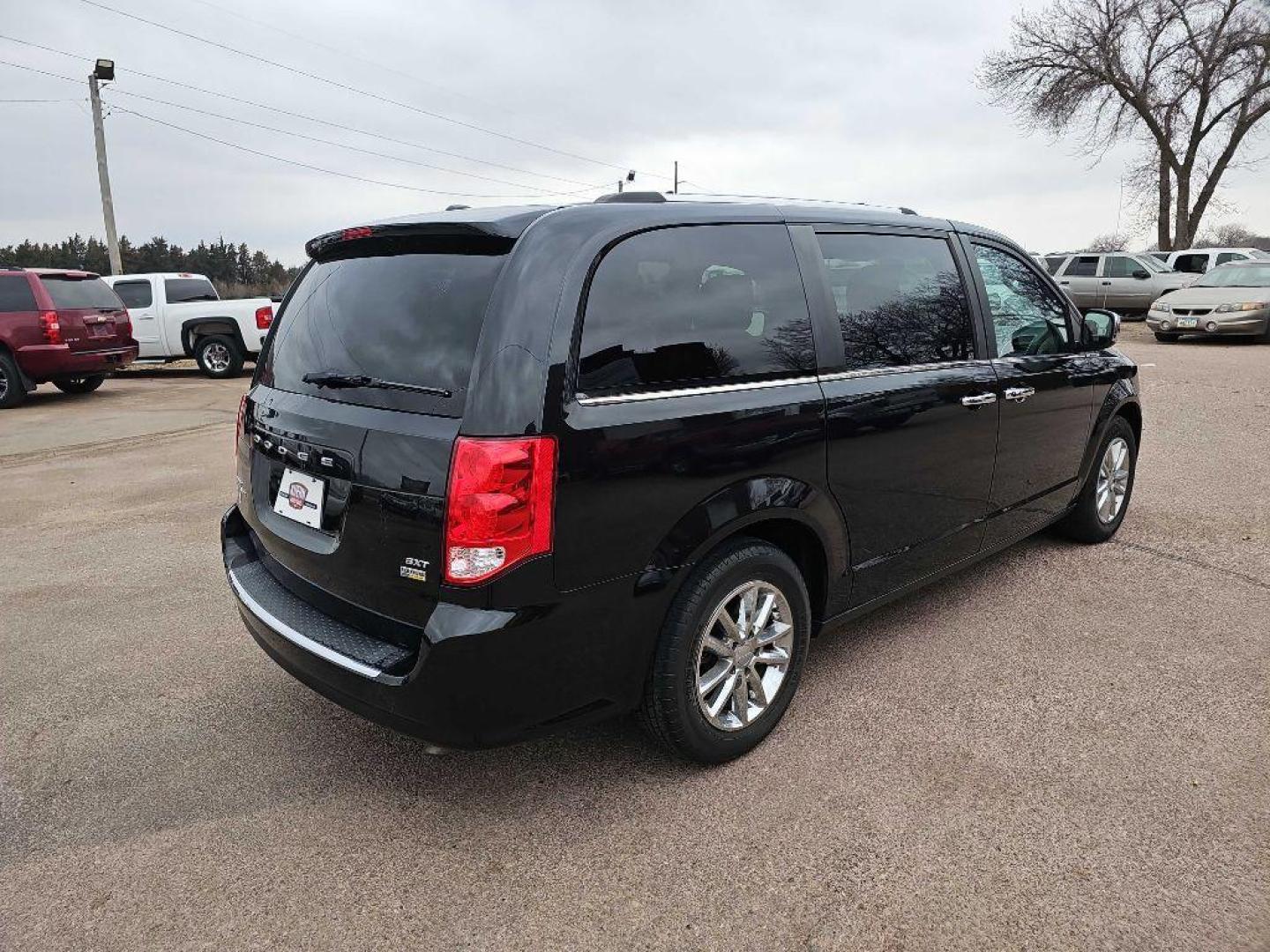2019 BLACK DODGE GRAND CARAVAN SXT (2C4RDGCG3KR) with an 3.6L engine, Automatic transmission, located at 495 Old Highway 20 West, South Sioux City, NE, 68776, (402) 494-2677, 42.458408, -96.443512 - Photo#3