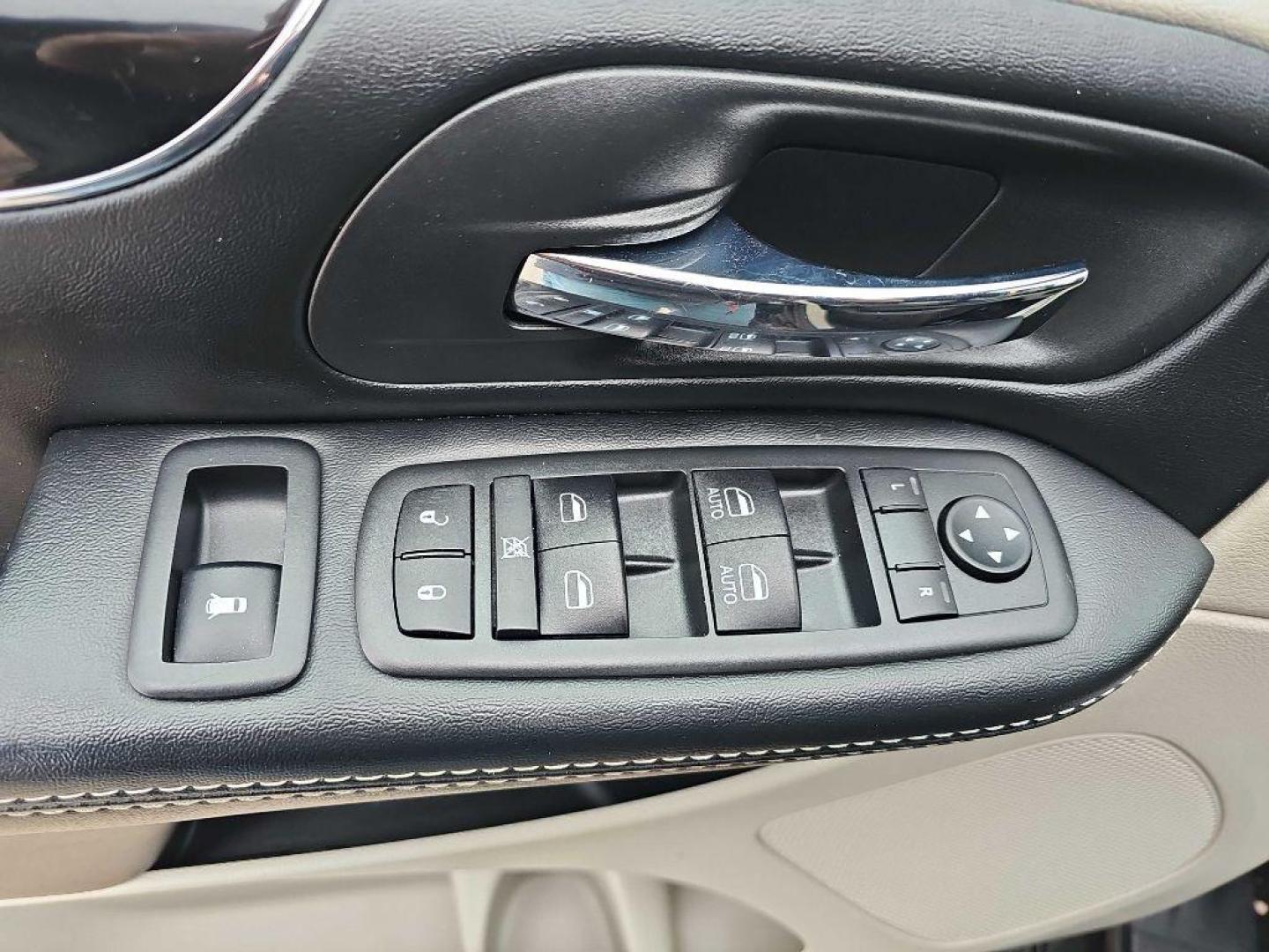 2019 BLACK DODGE GRAND CARAVAN SXT (2C4RDGCG3KR) with an 3.6L engine, Automatic transmission, located at 495 Old Highway 20 West, South Sioux City, NE, 68776, (402) 494-2677, 42.458408, -96.443512 - Photo#8