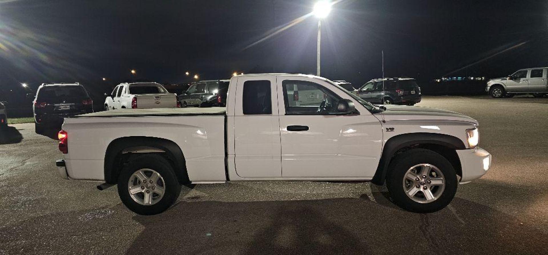 2011 WHITE DODGE DAKOTA SLT (1D7RW3BP1BS) with an 4.7L engine, Automatic transmission, located at 495 Old Highway 20 West, South Sioux City, NE, 68776, (402) 494-2677, 42.458408, -96.443512 - Photo#4