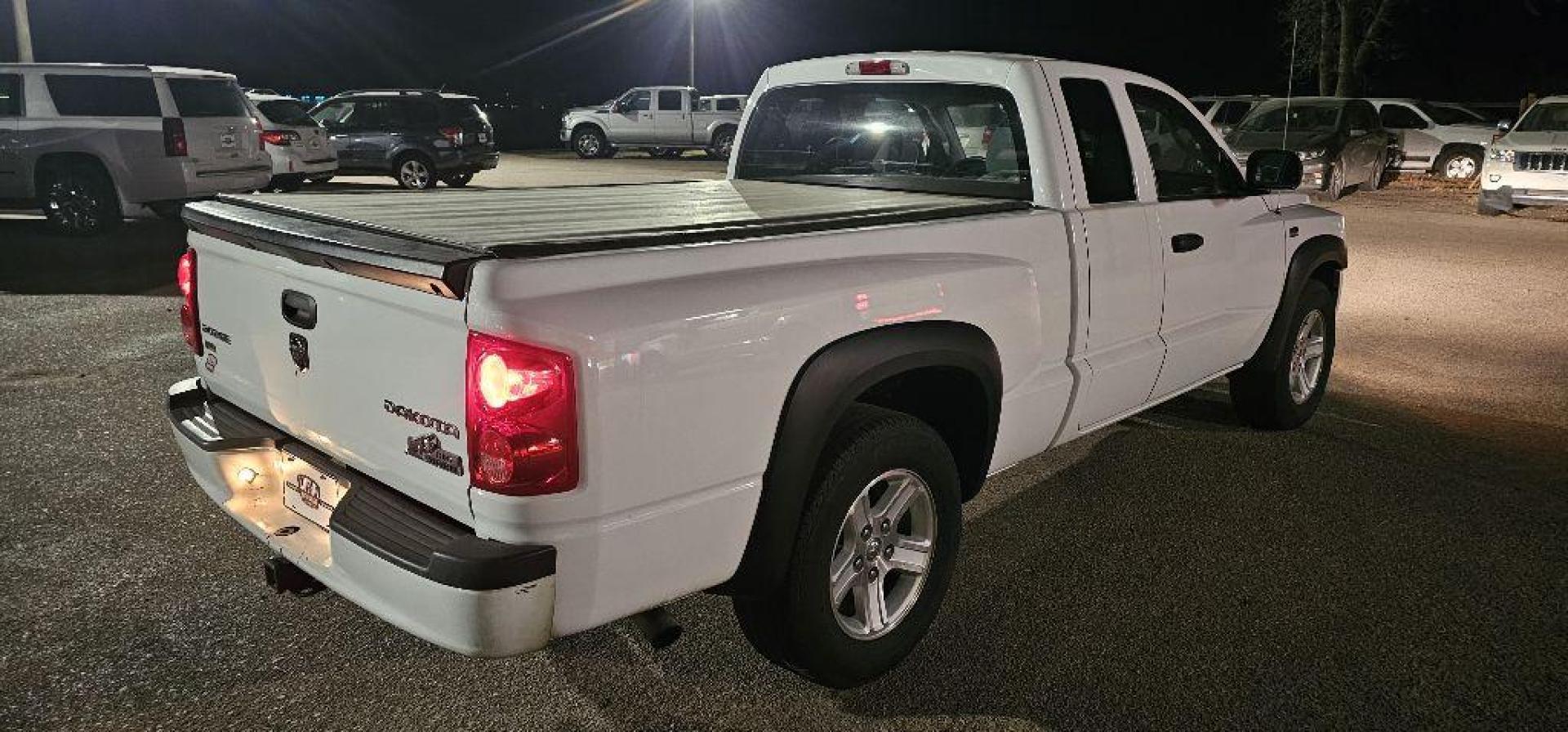 2011 WHITE DODGE DAKOTA SLT (1D7RW3BP1BS) with an 4.7L engine, Automatic transmission, located at 495 Old Highway 20 West, South Sioux City, NE, 68776, (402) 494-2677, 42.458408, -96.443512 - Photo#3