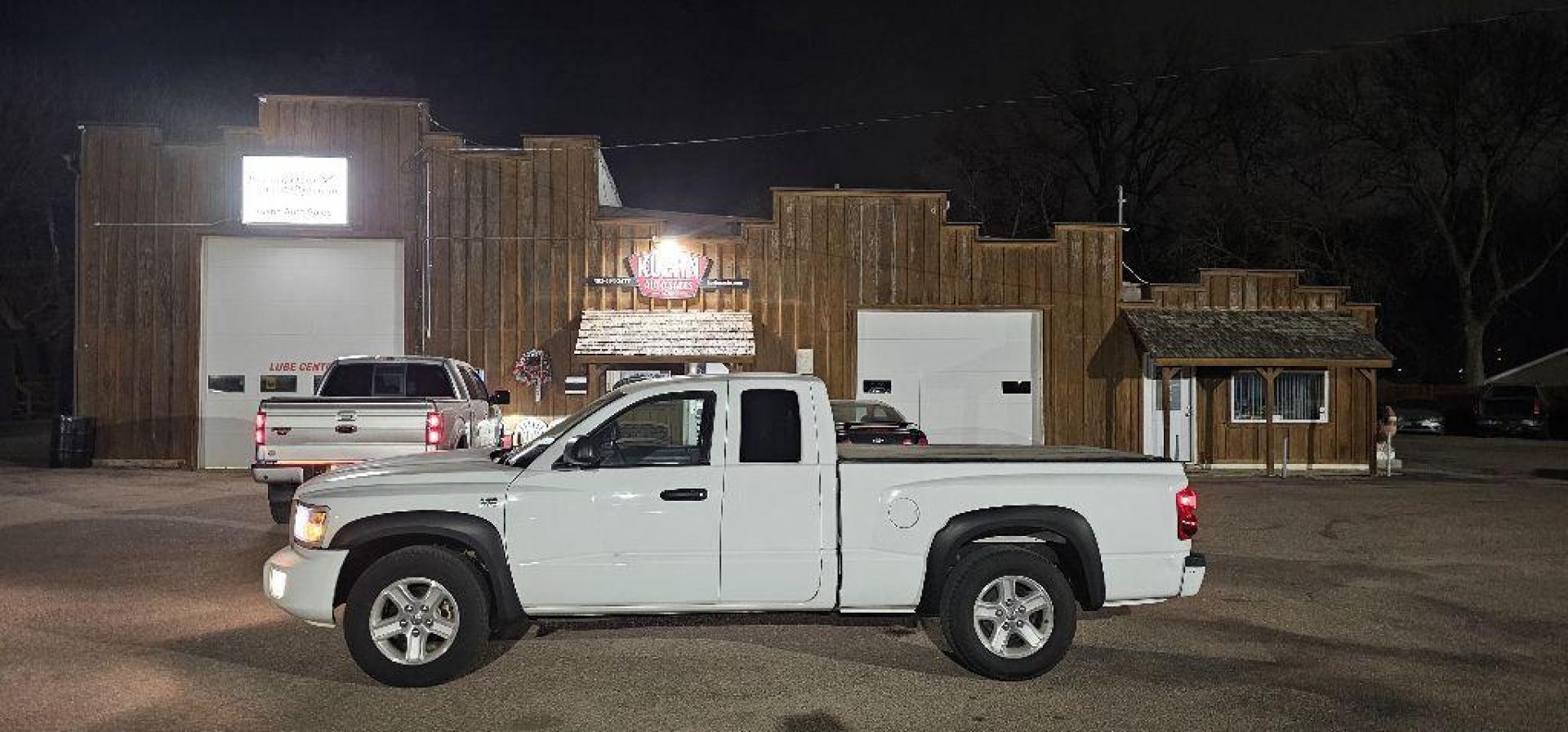 2011 WHITE DODGE DAKOTA SLT (1D7RW3BP1BS) with an 4.7L engine, Automatic transmission, located at 495 Old Highway 20 West, South Sioux City, NE, 68776, (402) 494-2677, 42.458408, -96.443512 - Photo#1