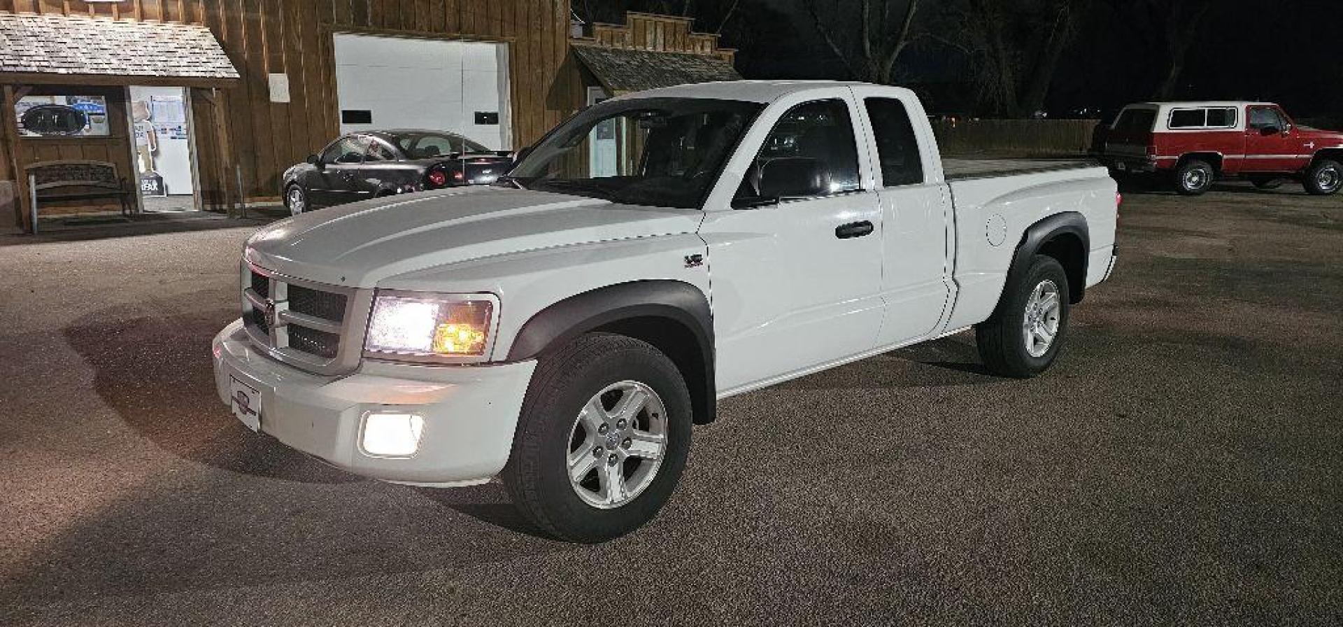 2011 WHITE DODGE DAKOTA SLT (1D7RW3BP1BS) with an 4.7L engine, Automatic transmission, located at 495 Old Highway 20 West, South Sioux City, NE, 68776, (402) 494-2677, 42.458408, -96.443512 - Photo#0