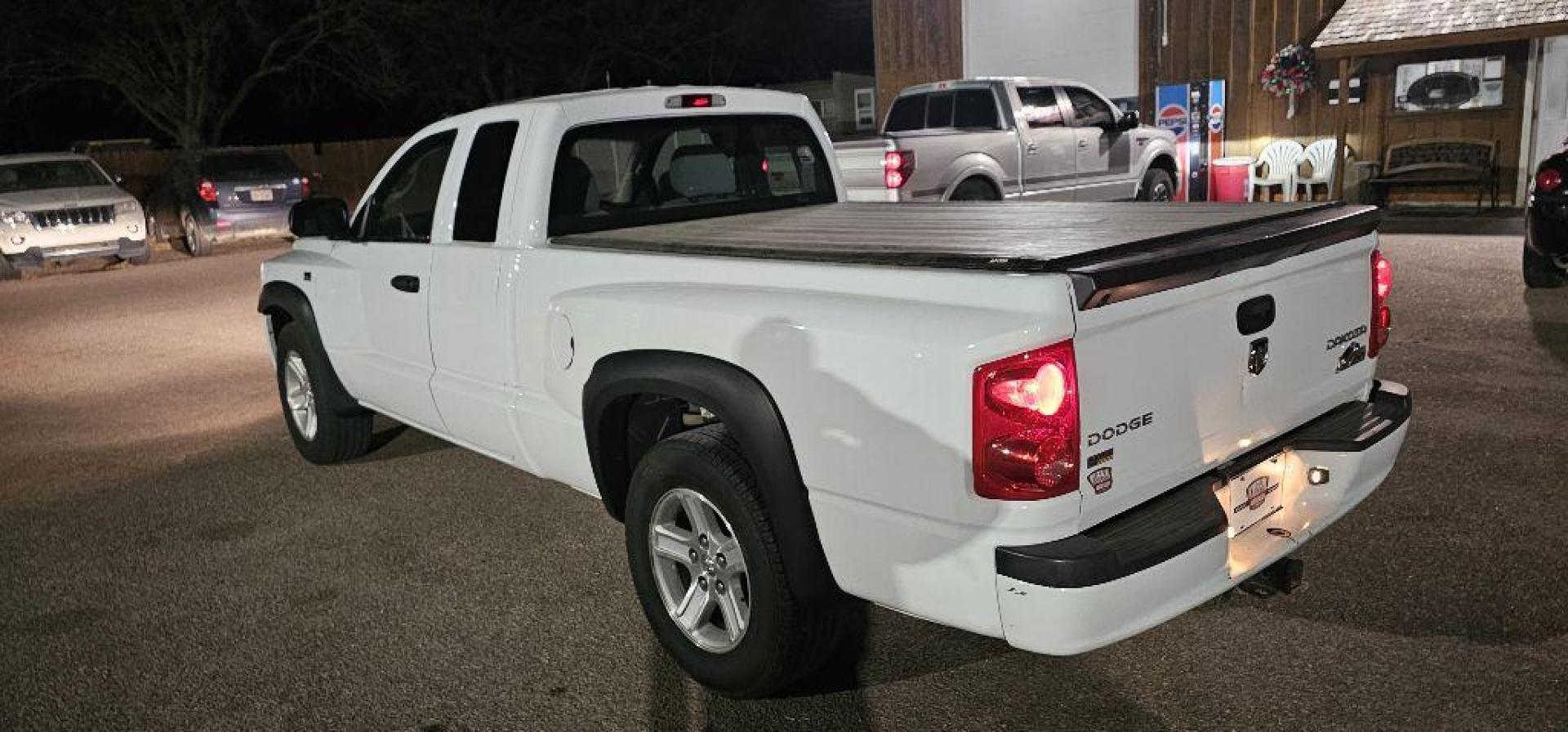 2011 WHITE DODGE DAKOTA SLT (1D7RW3BP1BS) with an 4.7L engine, Automatic transmission, located at 495 Old Highway 20 West, South Sioux City, NE, 68776, (402) 494-2677, 42.458408, -96.443512 - Photo#2