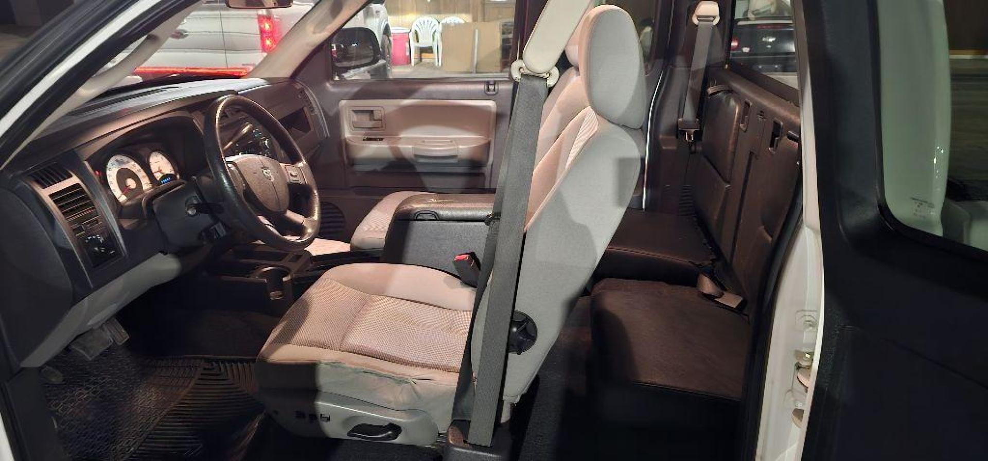 2011 WHITE DODGE DAKOTA SLT (1D7RW3BP1BS) with an 4.7L engine, Automatic transmission, located at 495 Old Highway 20 West, South Sioux City, NE, 68776, (402) 494-2677, 42.458408, -96.443512 - Photo#6