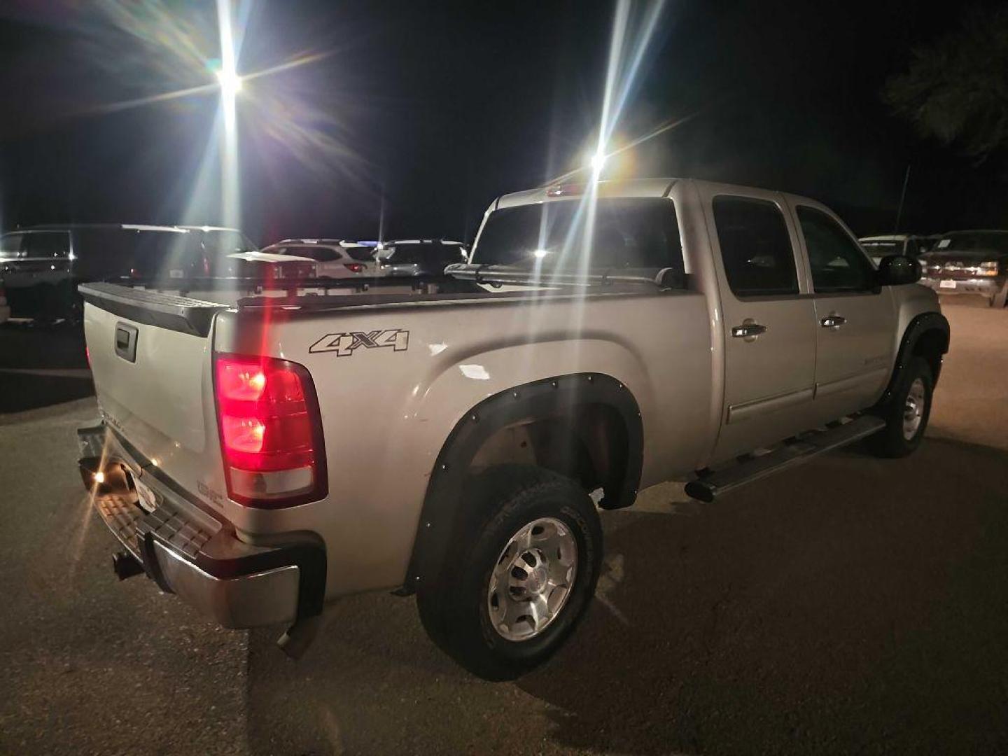 2008 SILVER GMC SIERRA 2500 HEAVY DUTY (1GTHK23K88F) with an 6.0L engine, Automatic transmission, located at 495 Old Highway 20 West, South Sioux City, NE, 68776, (402) 494-2677, 42.458408, -96.443512 - Photo#3