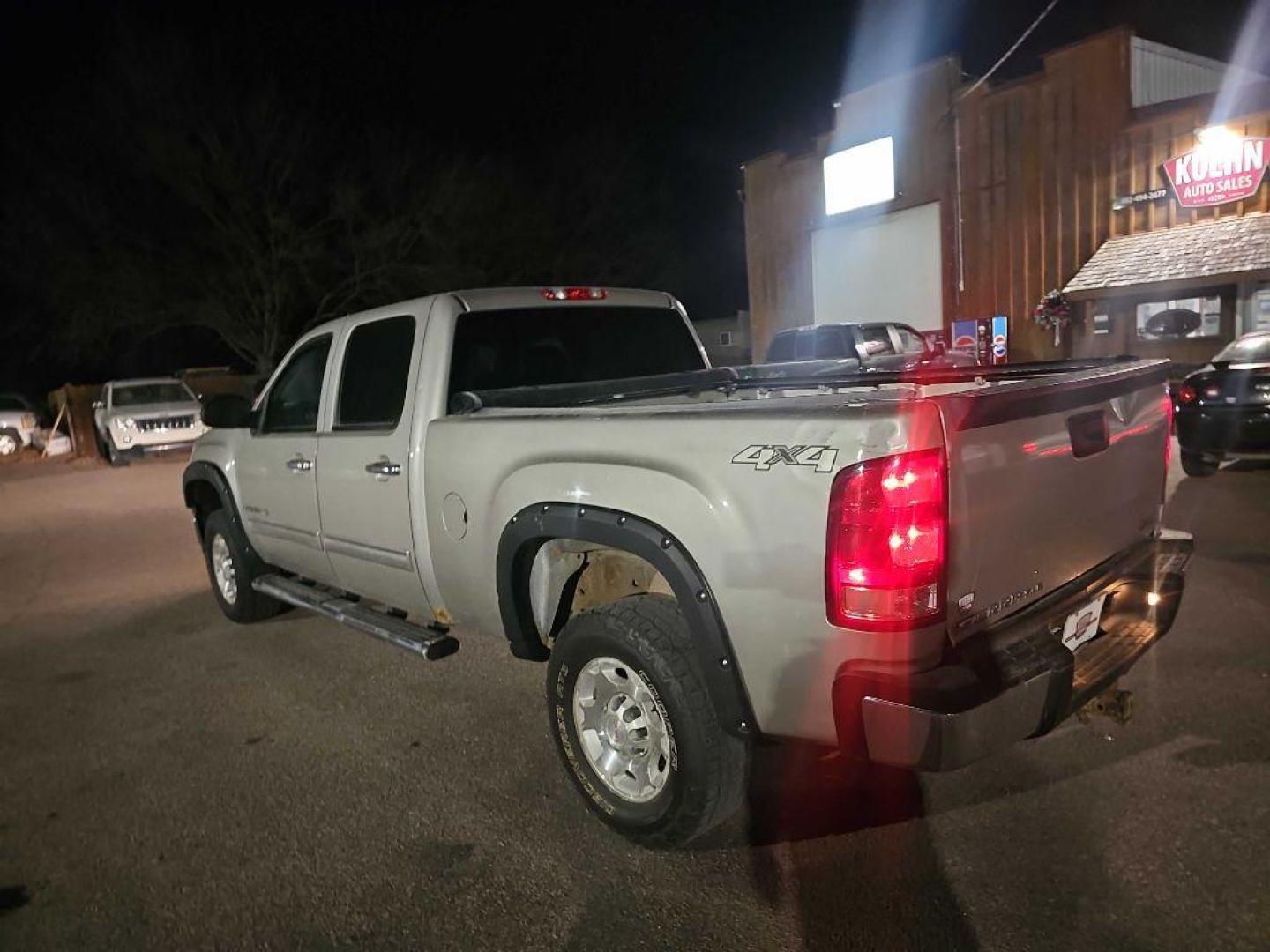 2008 SILVER GMC SIERRA 2500 HEAVY DUTY (1GTHK23K88F) with an 6.0L engine, Automatic transmission, located at 495 Old Highway 20 West, South Sioux City, NE, 68776, (402) 494-2677, 42.458408, -96.443512 - Photo#2