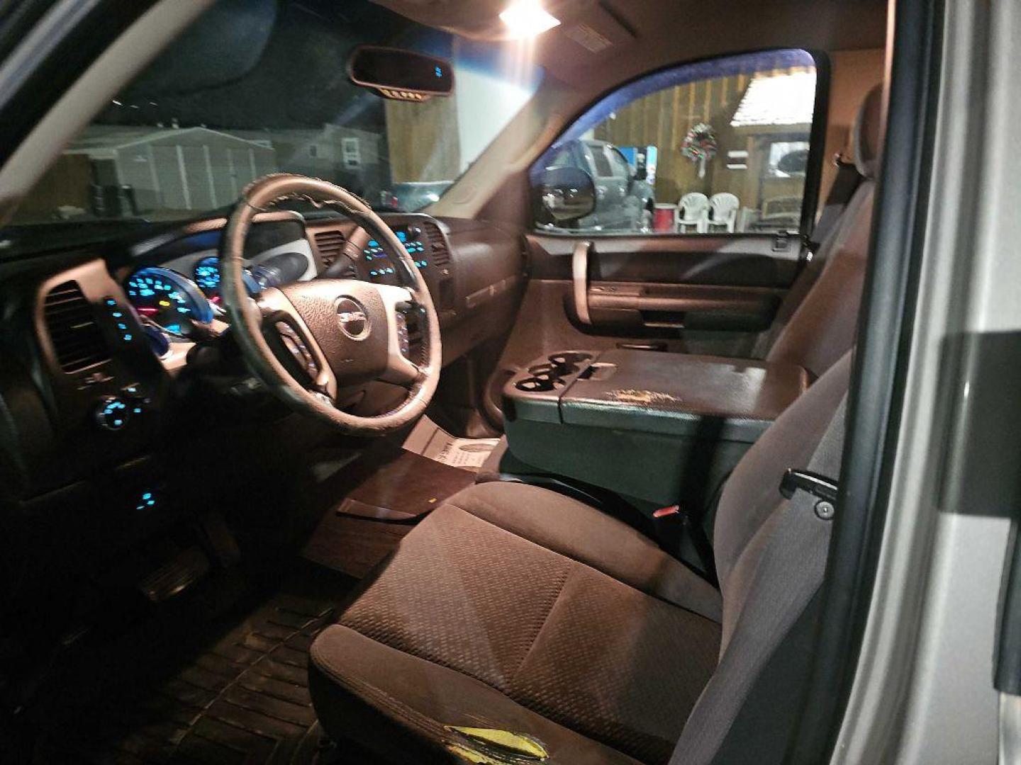 2008 SILVER GMC SIERRA 2500 HEAVY DUTY (1GTHK23K88F) with an 6.0L engine, Automatic transmission, located at 495 Old Highway 20 West, South Sioux City, NE, 68776, (402) 494-2677, 42.458408, -96.443512 - Photo#8
