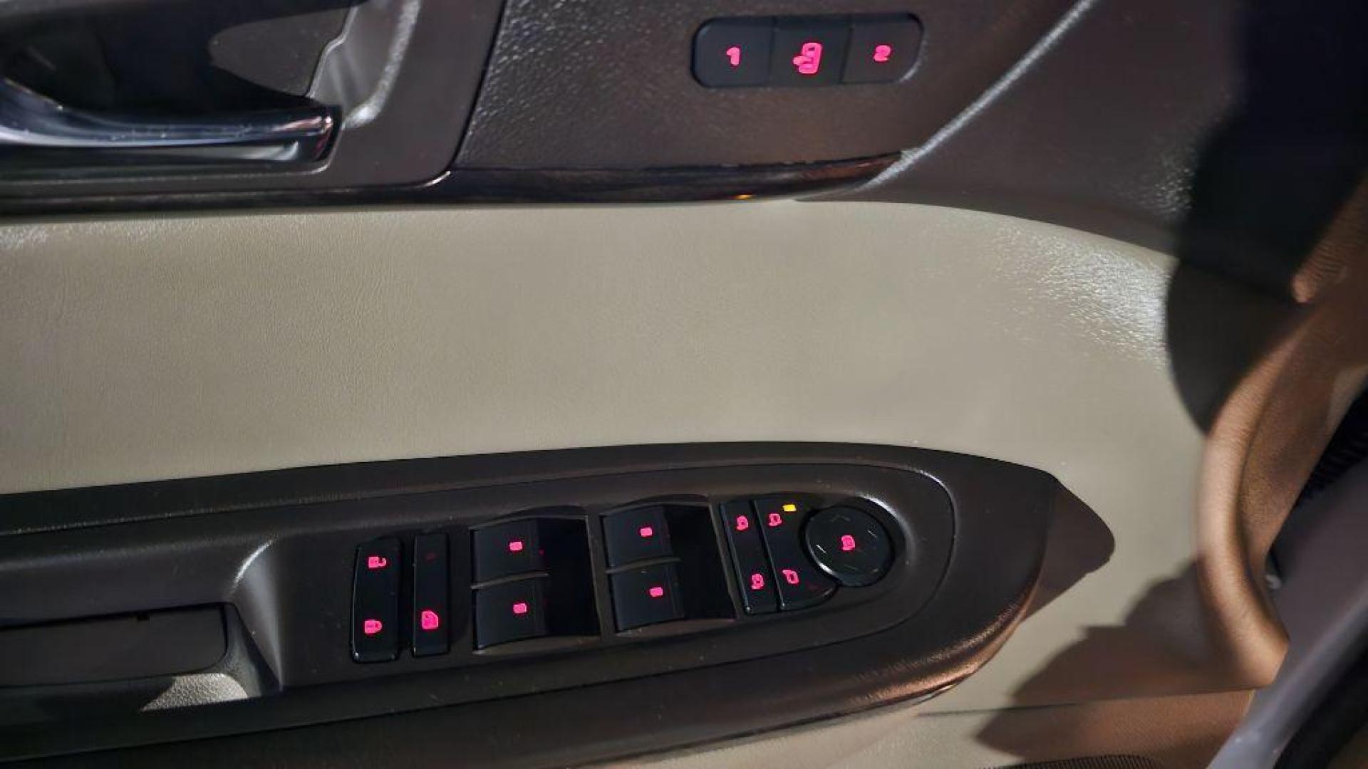 2016 WHITE GMC ACADIA DENALI (1GKKVTKD7GJ) with an 3.6L engine, Automatic transmission, located at 495 Old Highway 20 West, South Sioux City, NE, 68776, (402) 494-2677, 42.458408, -96.443512 - Photo#8