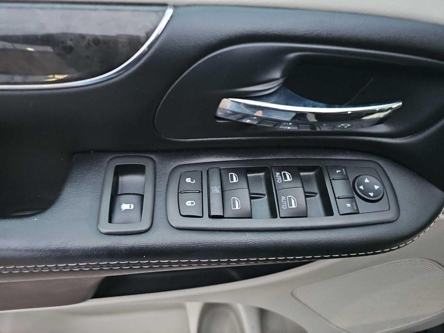 2015 BLUE CHRYSLER TOWN and COUNTRY TOURING (2C4RC1BG7FR) with an 3.6L engine, Automatic transmission, located at 495 Old Highway 20 West, South Sioux City, NE, 68776, (402) 494-2677, 42.458408, -96.443512 - Photo#9