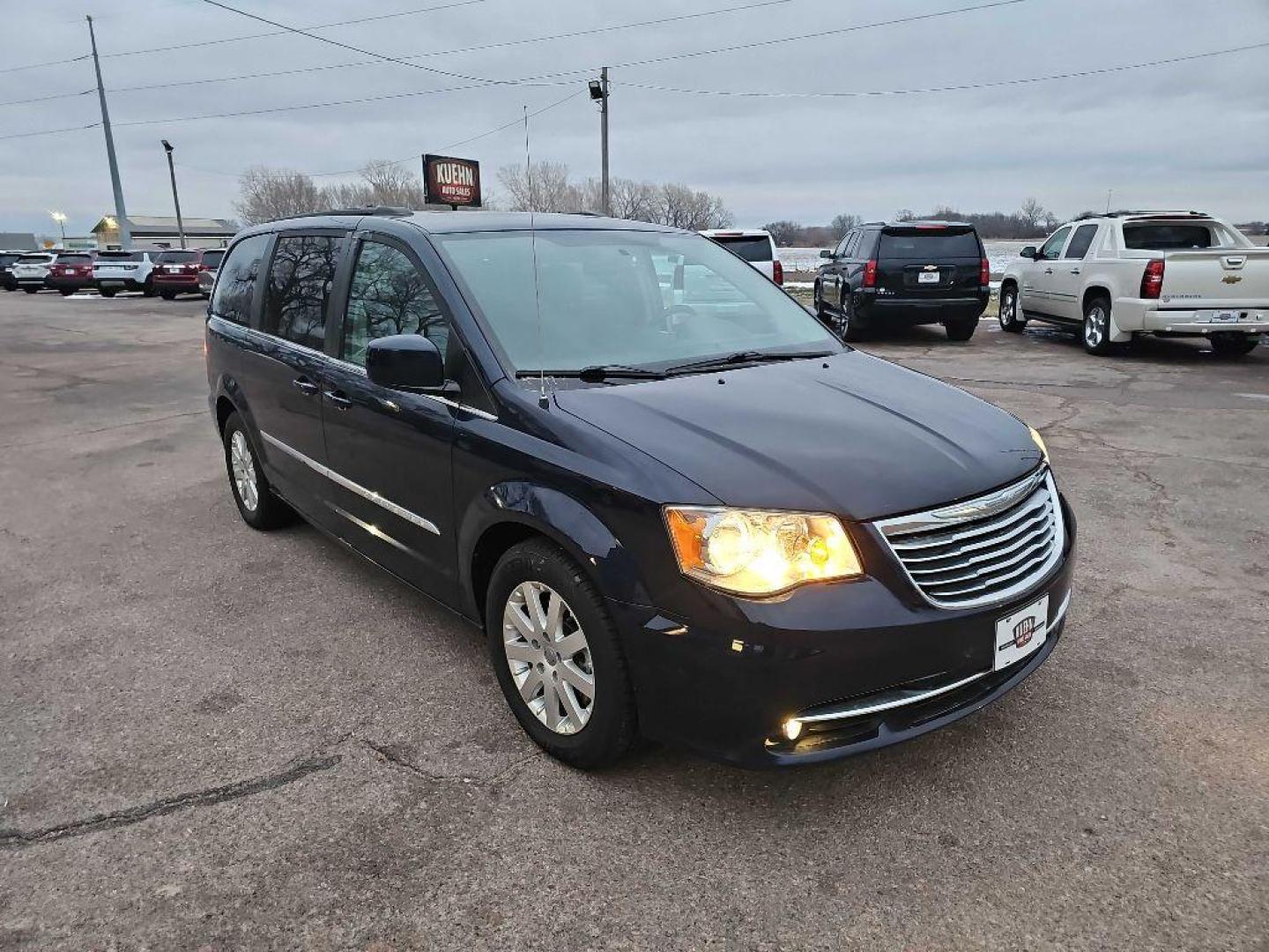 2015 BLUE CHRYSLER TOWN and COUNTRY TOURING (2C4RC1BG7FR) with an 3.6L engine, Automatic transmission, located at 495 Old Highway 20 West, South Sioux City, NE, 68776, (402) 494-2677, 42.458408, -96.443512 - Photo#2