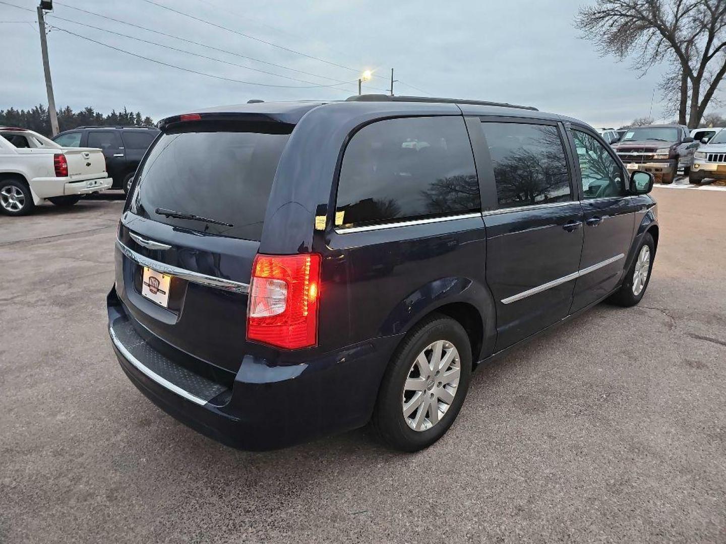 2015 BLUE CHRYSLER TOWN and COUNTRY TOURING (2C4RC1BG7FR) with an 3.6L engine, Automatic transmission, located at 495 Old Highway 20 West, South Sioux City, NE, 68776, (402) 494-2677, 42.458408, -96.443512 - Photo#4