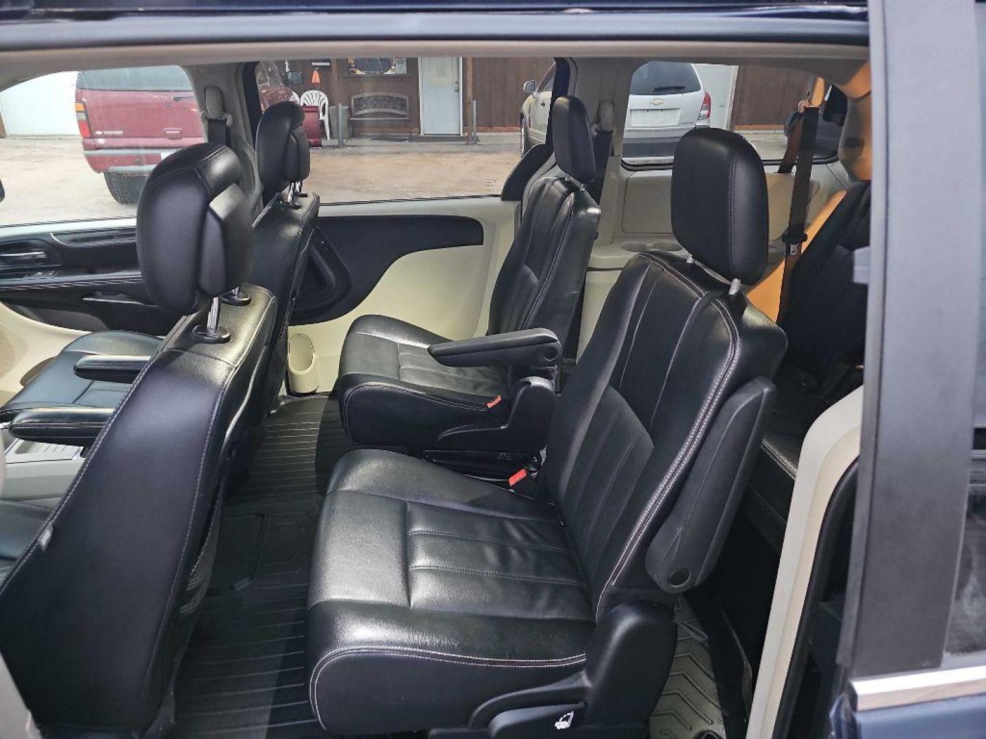 2015 BLUE CHRYSLER TOWN and COUNTRY TOURING (2C4RC1BG7FR) with an 3.6L engine, Automatic transmission, located at 495 Old Highway 20 West, South Sioux City, NE, 68776, (402) 494-2677, 42.458408, -96.443512 - Photo#5