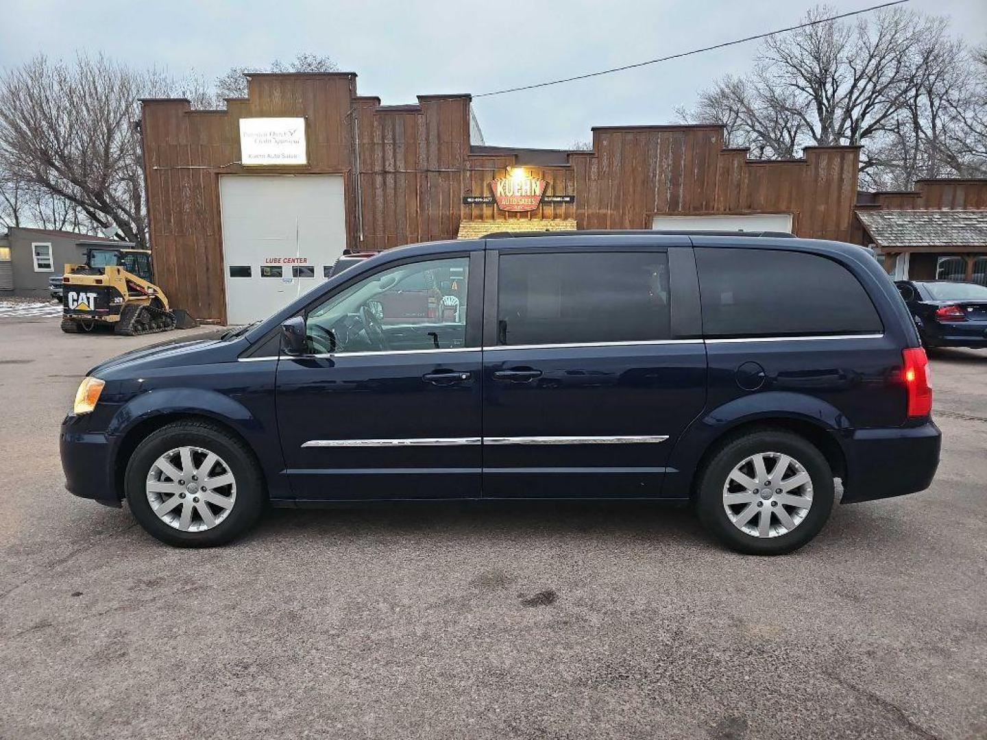 2015 BLUE CHRYSLER TOWN and COUNTRY TOURING (2C4RC1BG7FR) with an 3.6L engine, Automatic transmission, located at 495 Old Highway 20 West, South Sioux City, NE, 68776, (402) 494-2677, 42.458408, -96.443512 - Photo#6