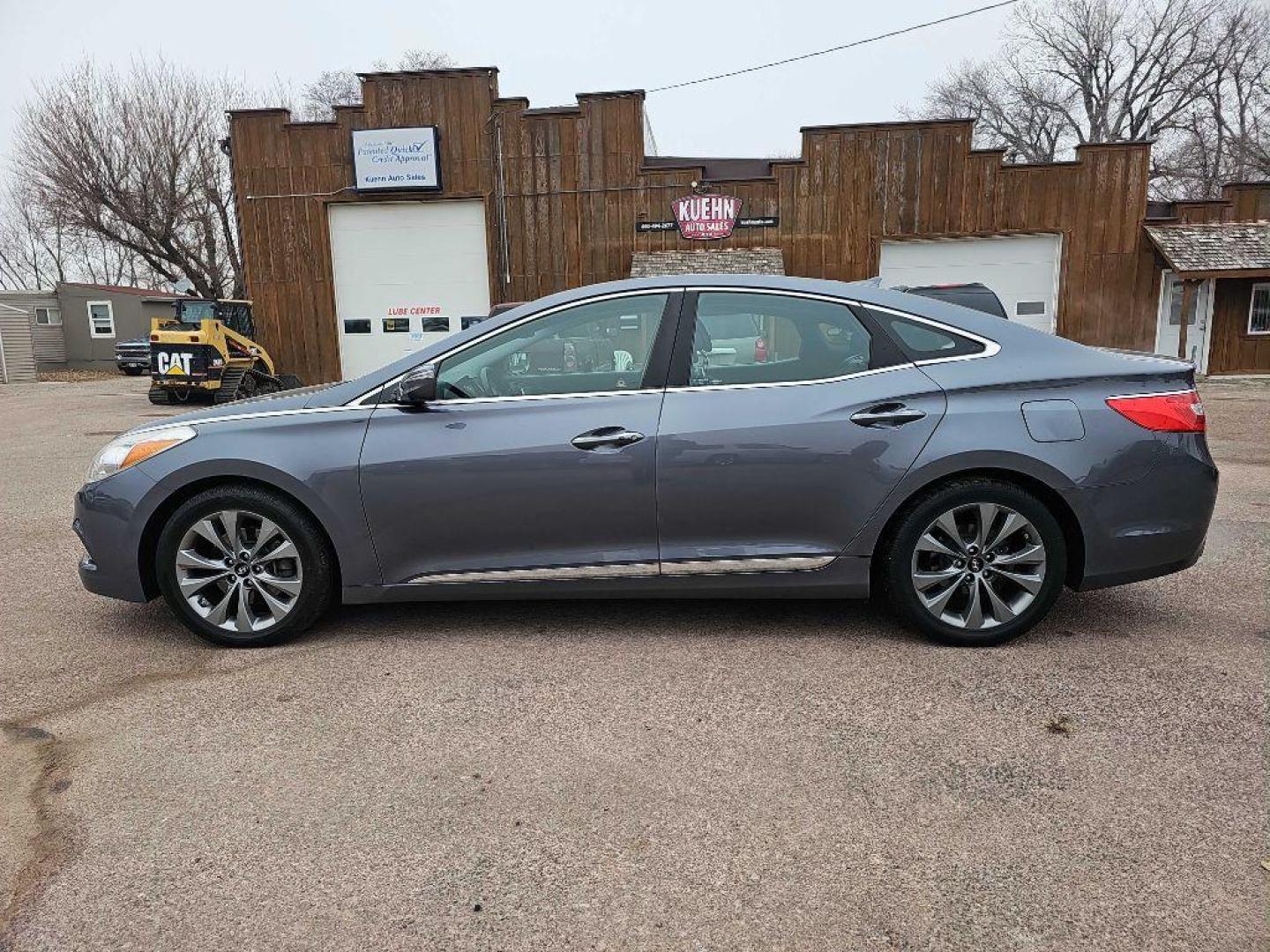 2013 GRAY HYUNDAI AZERA (KMHFG4JG5DA) with an 3.3L engine, Automatic transmission, located at 495 Old Highway 20 West, South Sioux City, NE, 68776, (402) 494-2677, 42.458408, -96.443512 - Photo#1