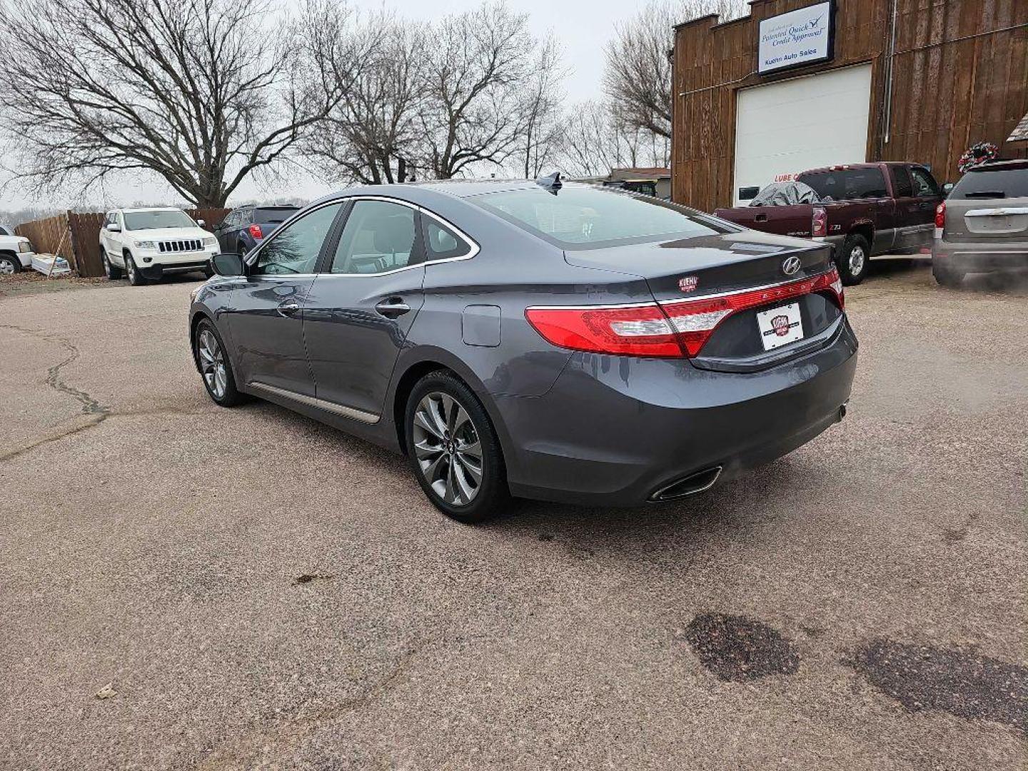 2013 GRAY HYUNDAI AZERA (KMHFG4JG5DA) with an 3.3L engine, Automatic transmission, located at 495 Old Highway 20 West, South Sioux City, NE, 68776, (402) 494-2677, 42.458408, -96.443512 - Photo#2