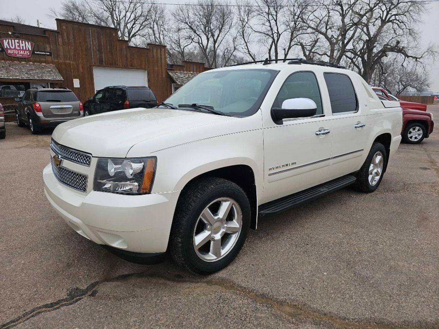 2011 WHITE CHEVROLET AVALANCHE LTZ (3GNTKGE30BG) with an 5.3L engine, Automatic transmission, located at 495 Old Highway 20 West, South Sioux City, NE, 68776, (402) 494-2677, 42.458408, -96.443512 - Photo#0