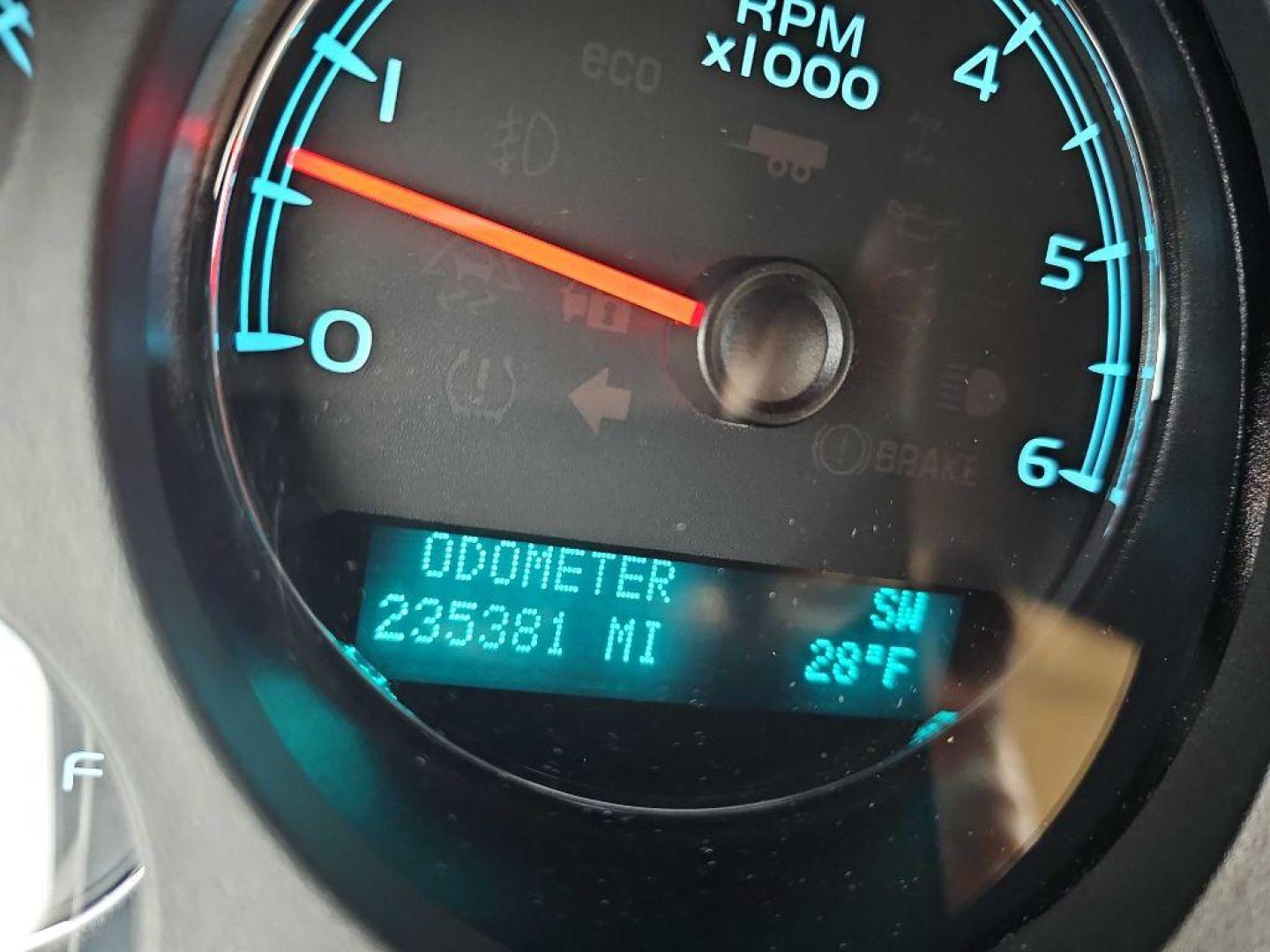 2011 WHITE CHEVROLET AVALANCHE LTZ (3GNTKGE30BG) with an 5.3L engine, Automatic transmission, located at 495 Old Highway 20 West, South Sioux City, NE, 68776, (402) 494-2677, 42.458408, -96.443512 - Photo#13