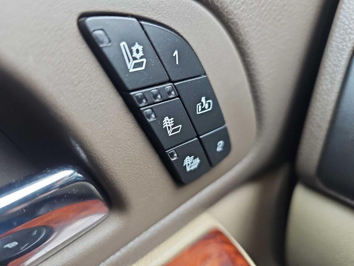 2011 WHITE CHEVROLET AVALANCHE LTZ (3GNTKGE30BG) with an 5.3L engine, Automatic transmission, located at 495 Old Highway 20 West, South Sioux City, NE, 68776, (402) 494-2677, 42.458408, -96.443512 - Photo#15