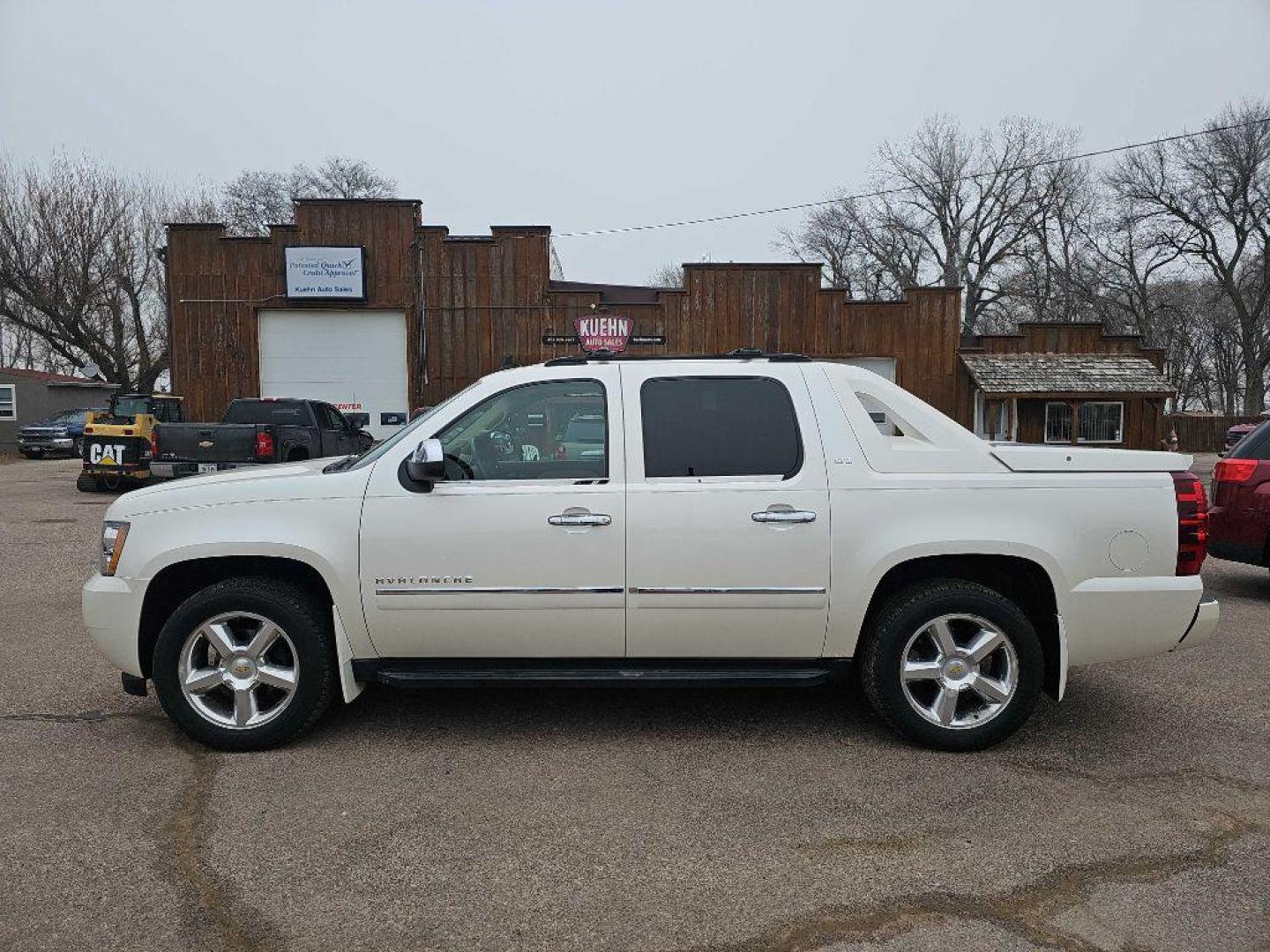 2011 WHITE CHEVROLET AVALANCHE LTZ (3GNTKGE30BG) with an 5.3L engine, Automatic transmission, located at 495 Old Highway 20 West, South Sioux City, NE, 68776, (402) 494-2677, 42.458408, -96.443512 - Photo#1