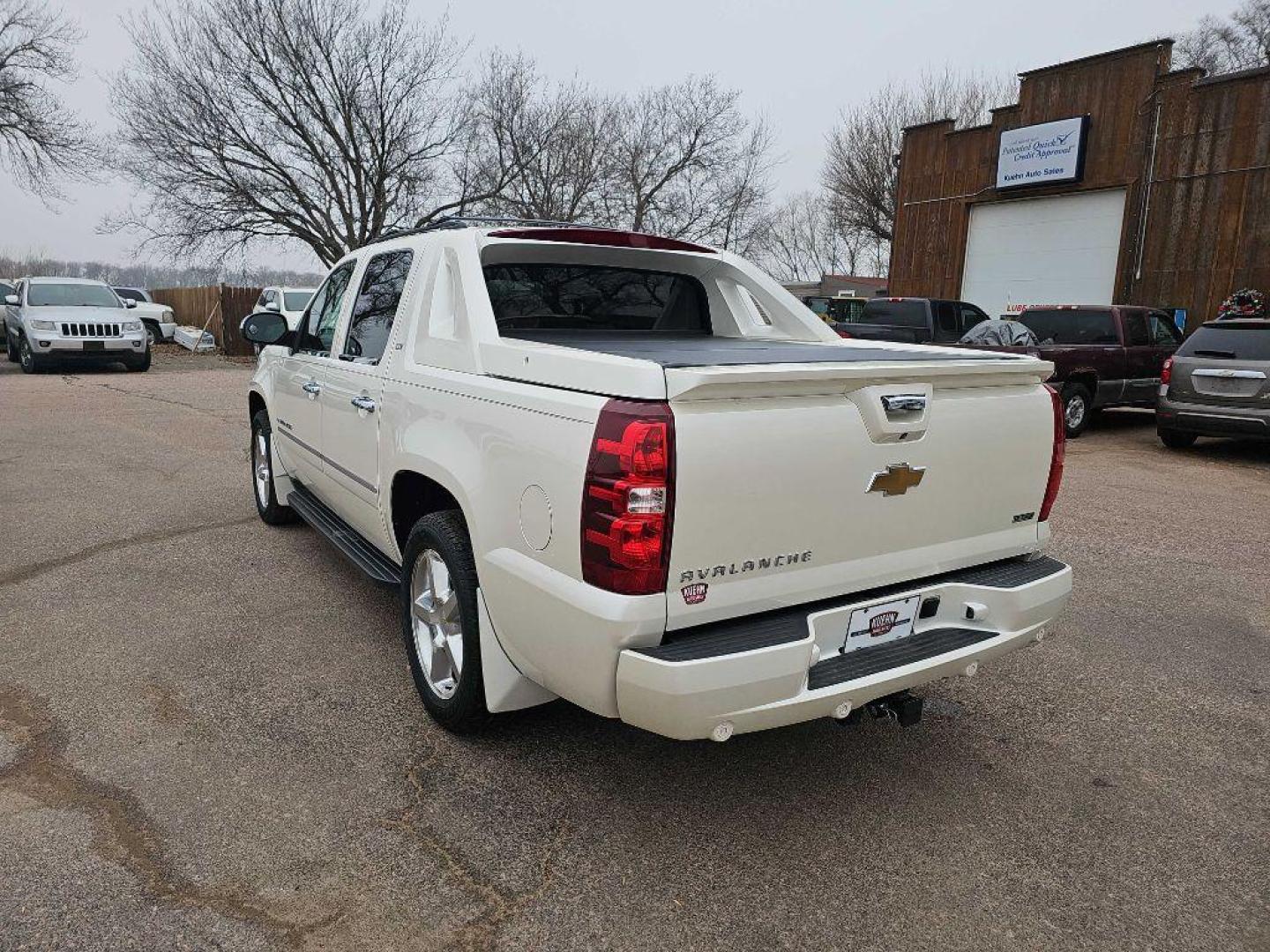 2011 WHITE CHEVROLET AVALANCHE LTZ (3GNTKGE30BG) with an 5.3L engine, Automatic transmission, located at 495 Old Highway 20 West, South Sioux City, NE, 68776, (402) 494-2677, 42.458408, -96.443512 - Photo#2