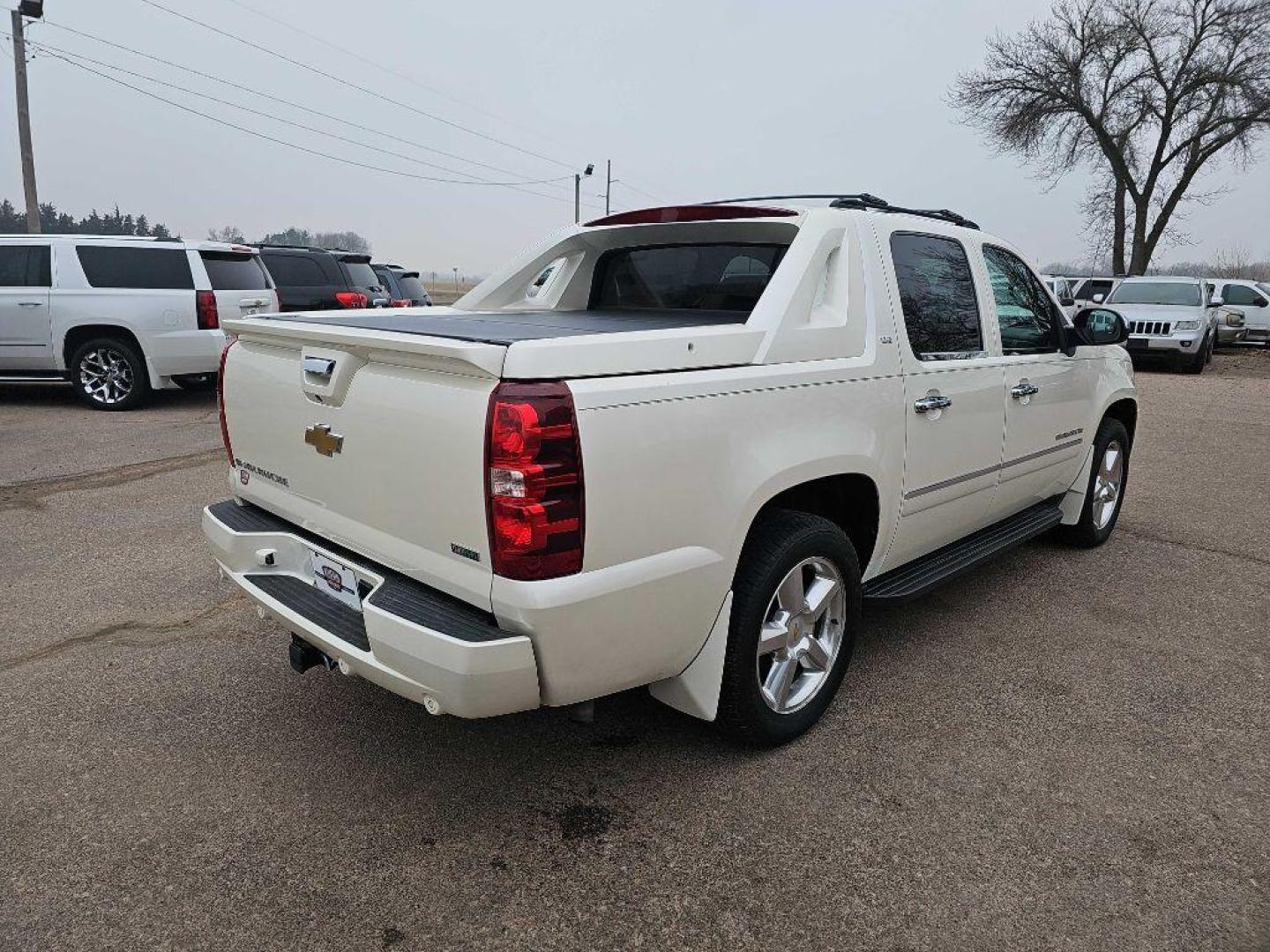 2011 WHITE CHEVROLET AVALANCHE LTZ (3GNTKGE30BG) with an 5.3L engine, Automatic transmission, located at 495 Old Highway 20 West, South Sioux City, NE, 68776, (402) 494-2677, 42.458408, -96.443512 - Photo#3