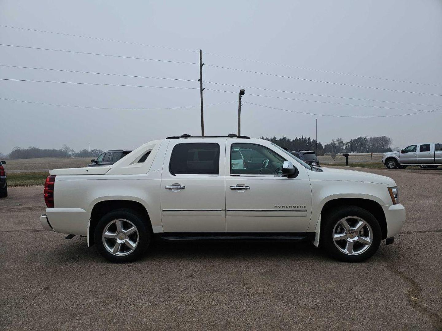 2011 WHITE CHEVROLET AVALANCHE LTZ (3GNTKGE30BG) with an 5.3L engine, Automatic transmission, located at 495 Old Highway 20 West, South Sioux City, NE, 68776, (402) 494-2677, 42.458408, -96.443512 - Photo#4