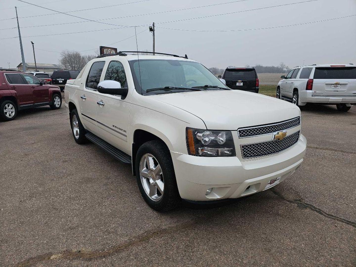 2011 WHITE CHEVROLET AVALANCHE LTZ (3GNTKGE30BG) with an 5.3L engine, Automatic transmission, located at 495 Old Highway 20 West, South Sioux City, NE, 68776, (402) 494-2677, 42.458408, -96.443512 - Photo#5